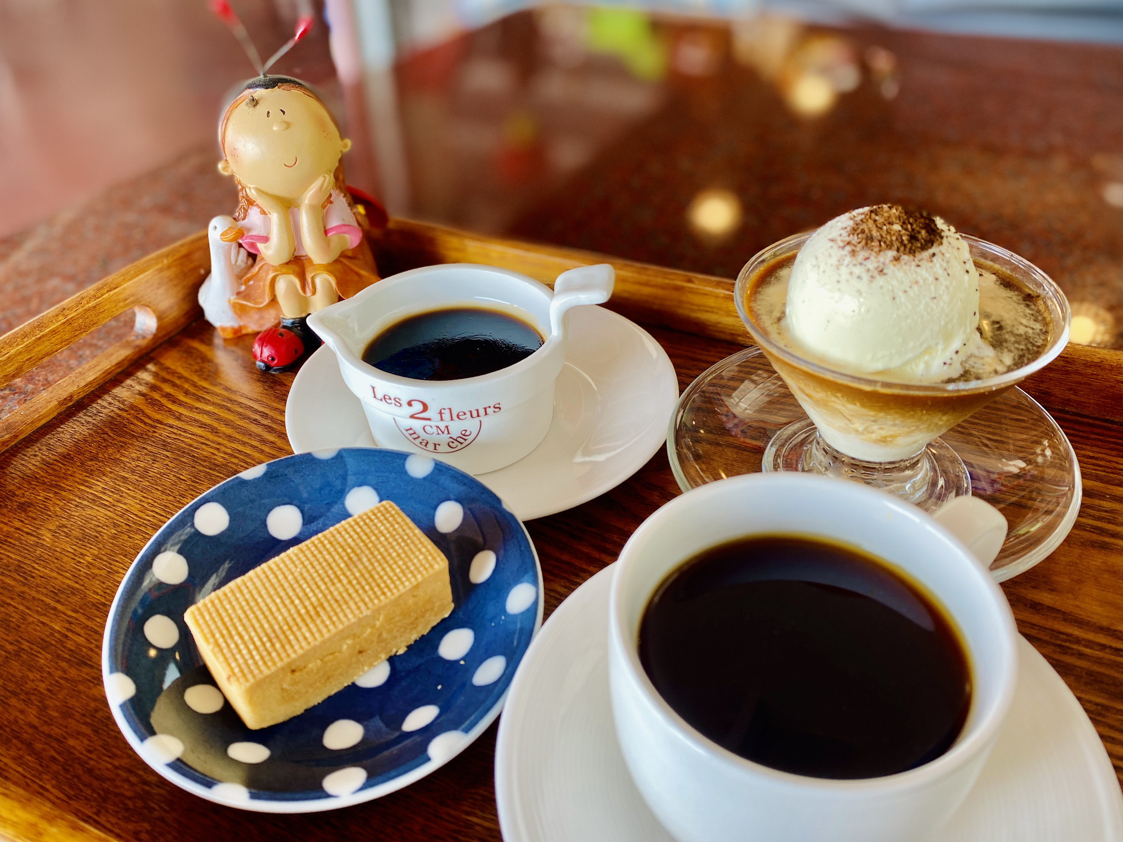 冰淇淋、咖啡凍、龍鳳酥、黑咖啡是下午茶不可錯過的四寶。