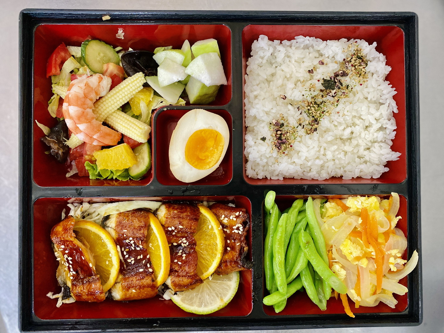 日式鰻魚便當吃在地食當季，深受遊客喜