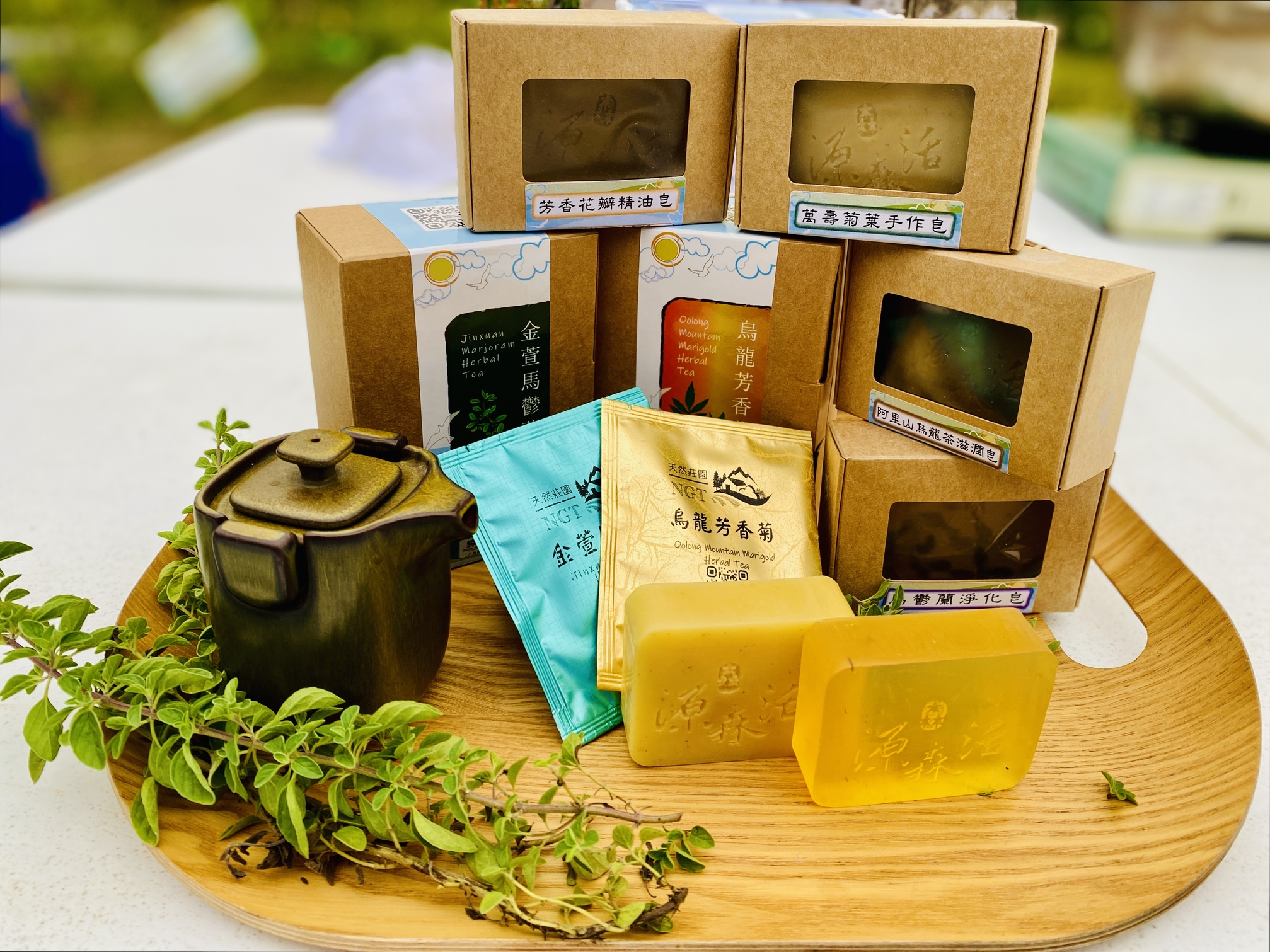 伴手禮有4種香草皂、2款茶包。