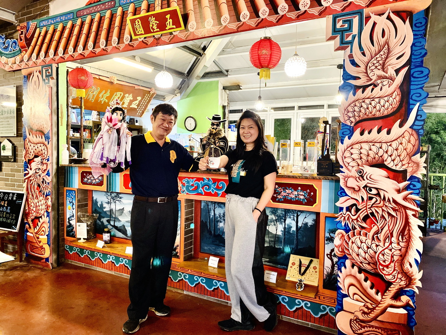 夫妻倆攜手打造很布袋戲的咖啡廳。