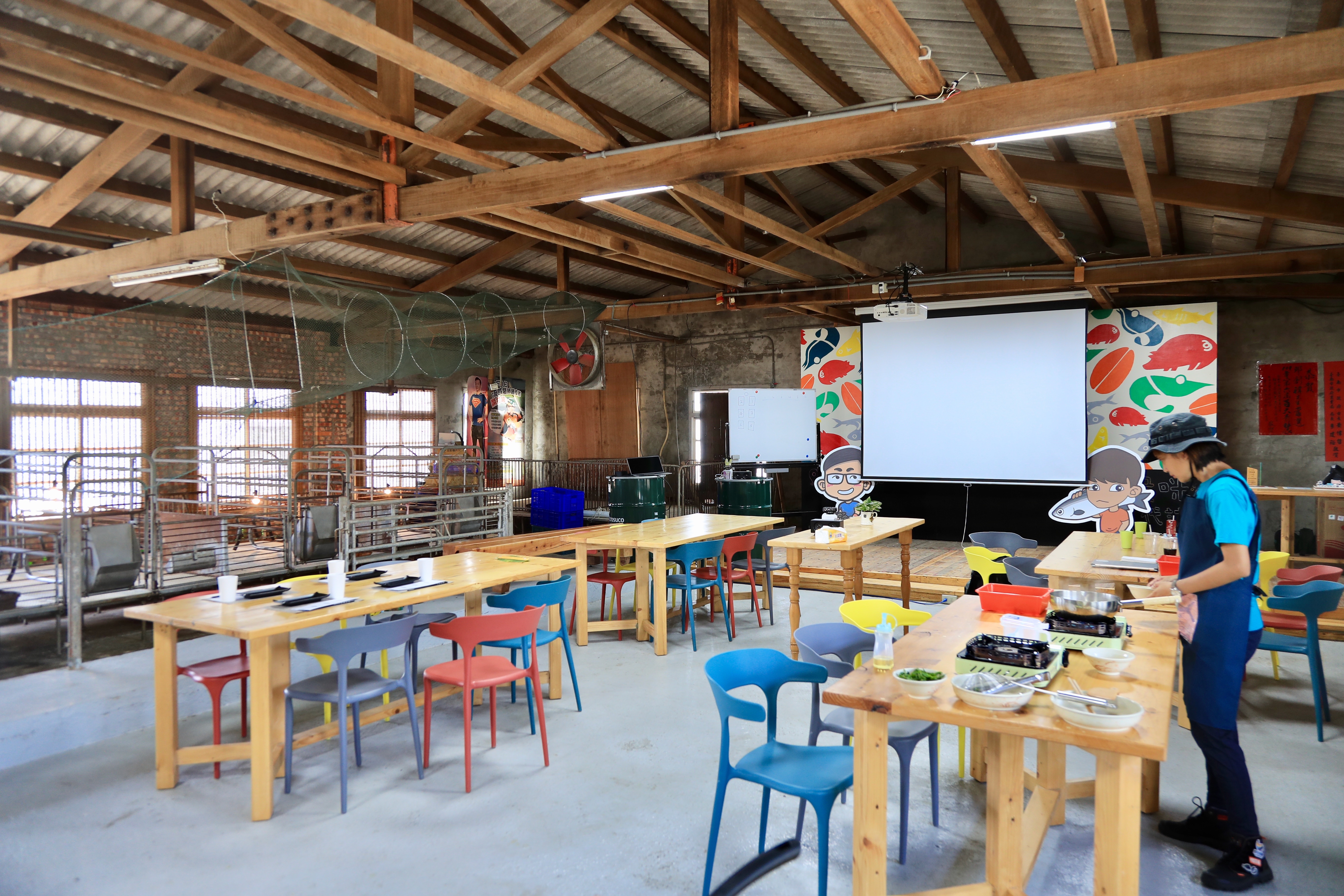 台南七股股份魚鄉之冠騰海產「低調空間」內部，由原本豬舍改建之體驗教室。