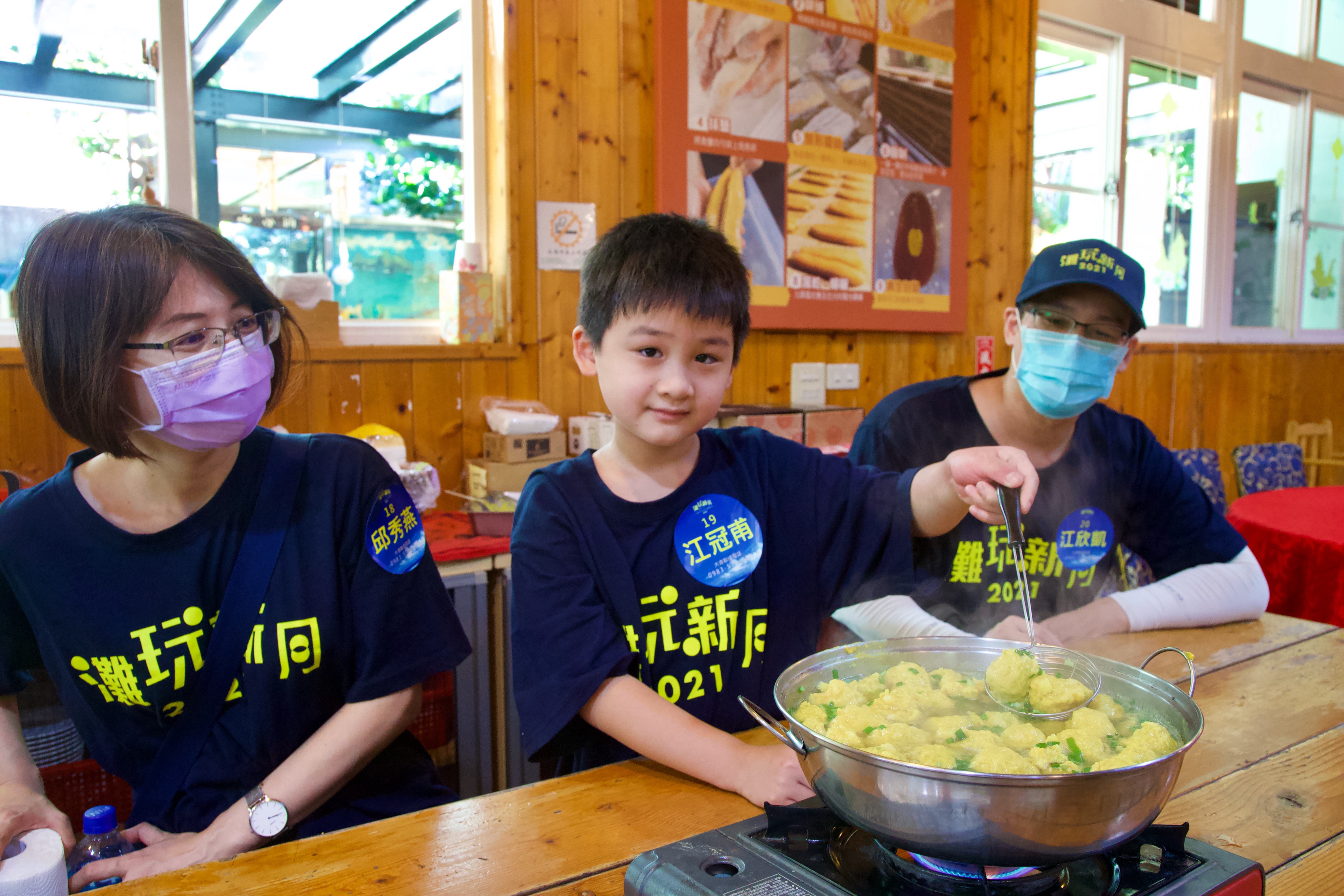 烏魚丸DIY體驗活動，簡單但富樂趣並可現場品嚐，很受親子歡迎