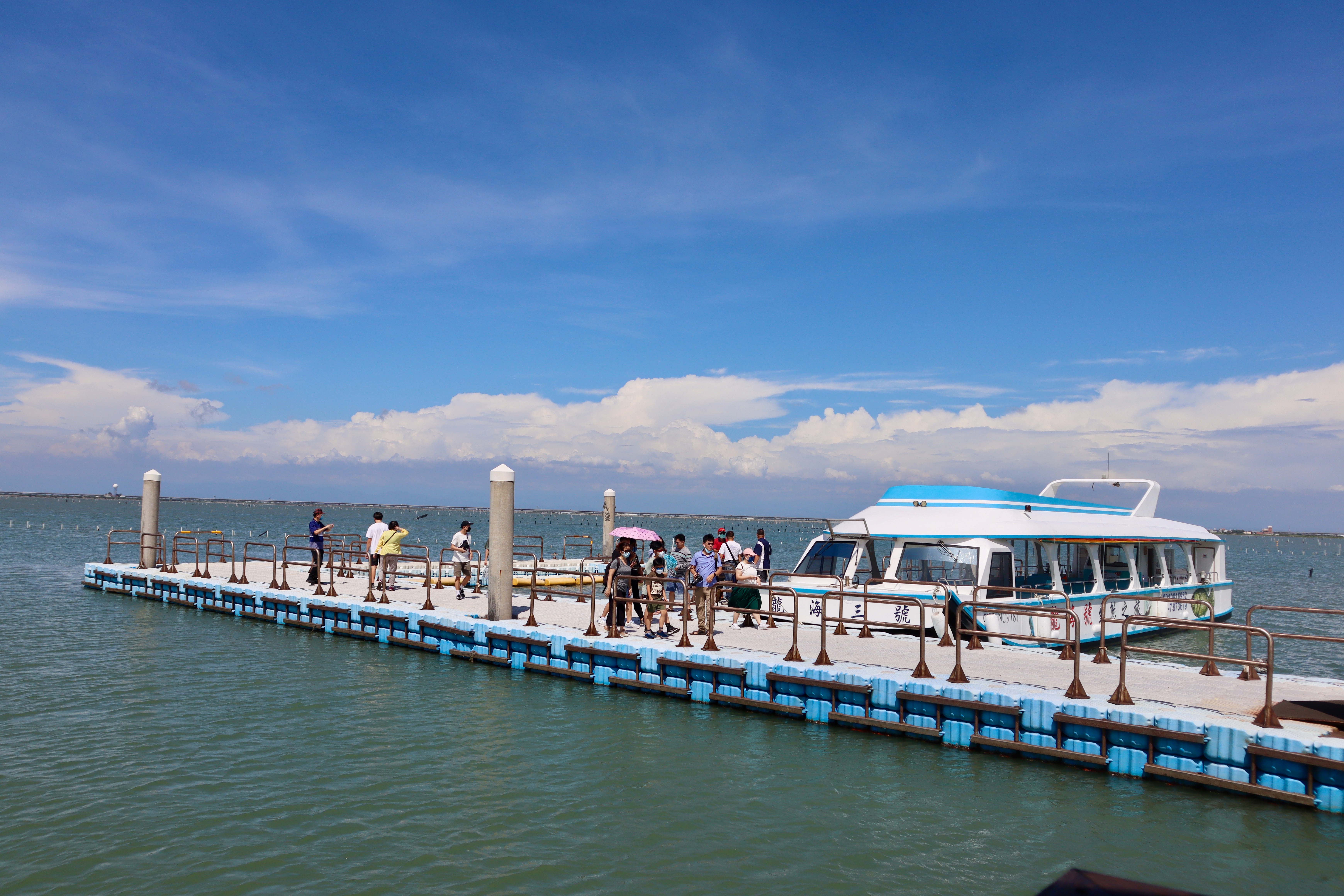 台南七股龍海號會停靠網仔寮沙洲讓遊客登島感受無人島之美。