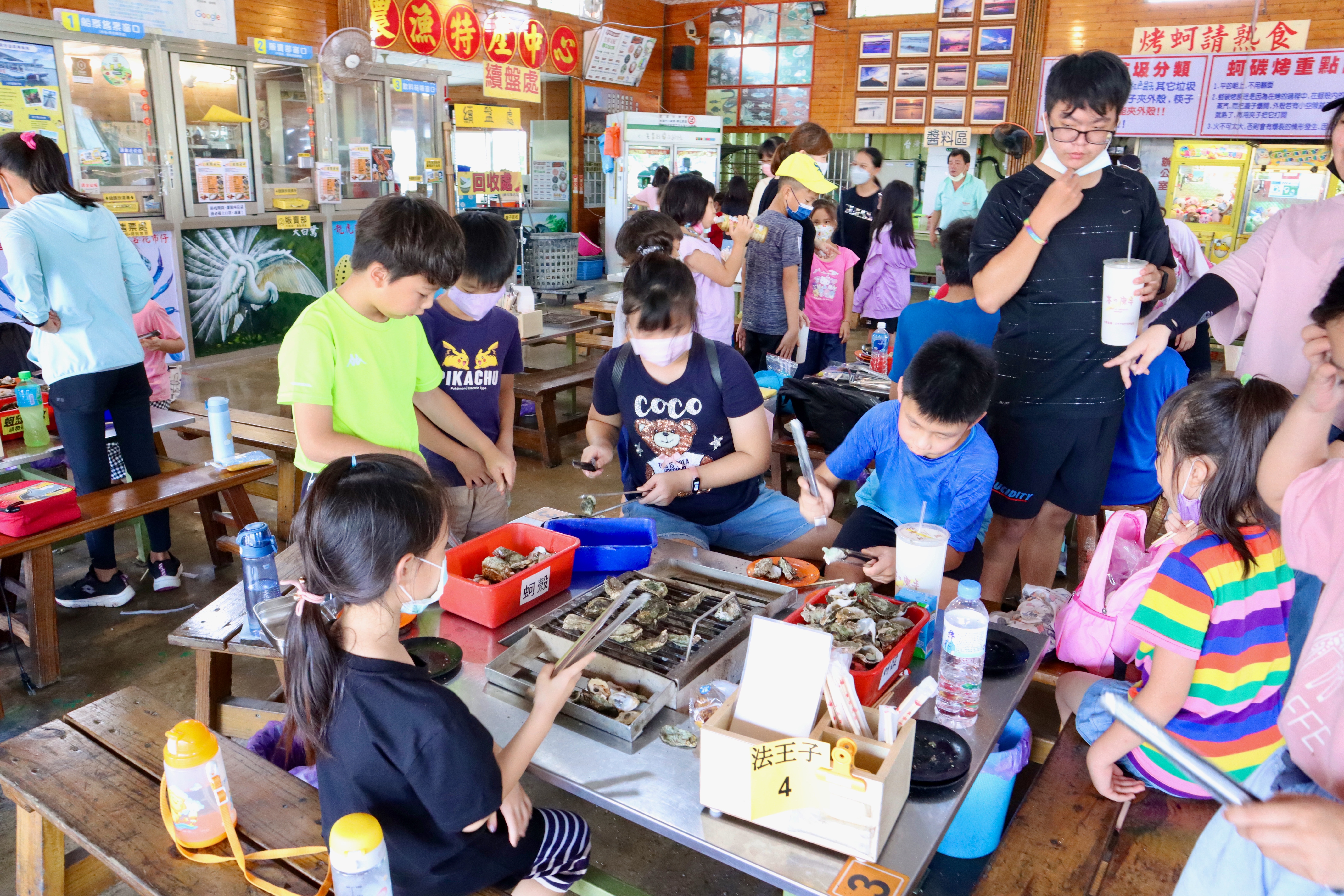 台南七股龍海號碳烤鮮蚵1小時內無限吃，是親子互動的好時光。