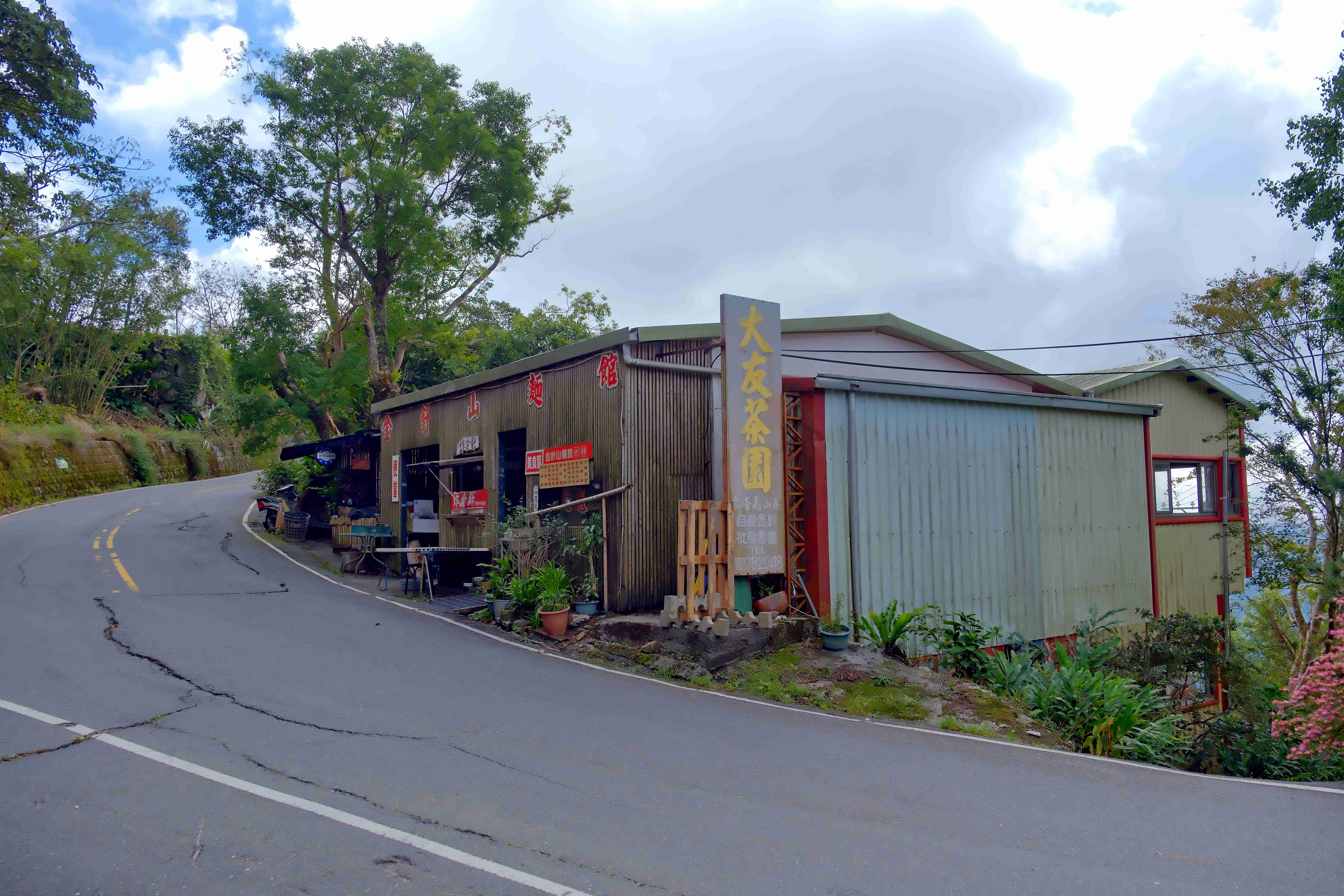 「大友茶園」位於佳崙產業道路上，沿途居高臨下，風景優美。