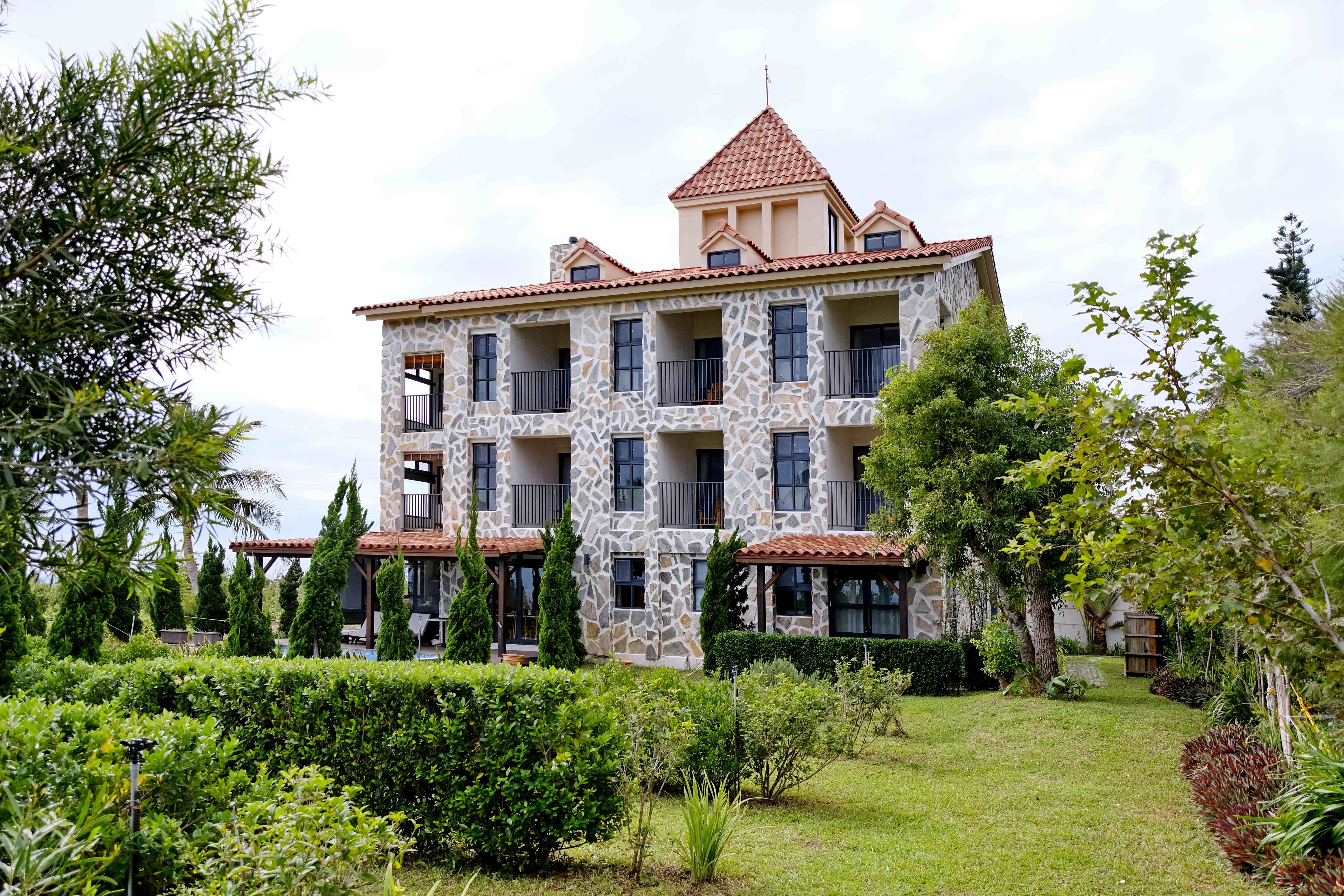 「奧麗雅安莊園」外觀猶如歐式城堡，女主人陳麗萍想打造與在地連結的永續旅宿。