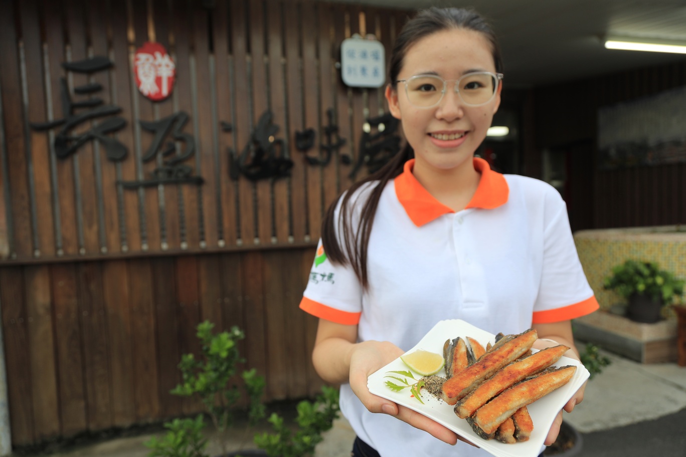 長盈海味屋第三代謝佳歆，剛剛大學畢業，青年回鄉推廣食農教育。