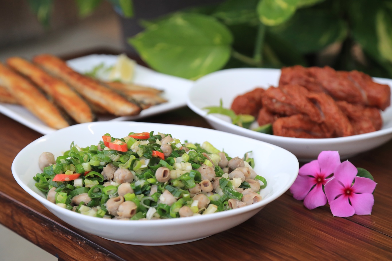 台南北門長盈海味屋因為自家食材品質好且料理呈現原味，獲選為2022年米其林必比登，圖中料理分別為虱目魚菲力、虱目魚魚腱(魚的胃)以及虱目魚香腸。
