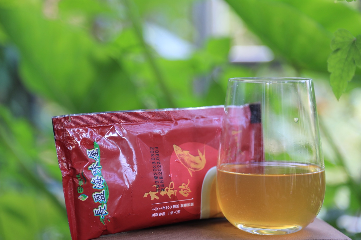 以虱目魚骨加全雞熬燉的元氣飲，是長盈海味屋熱銷的宅配商品。