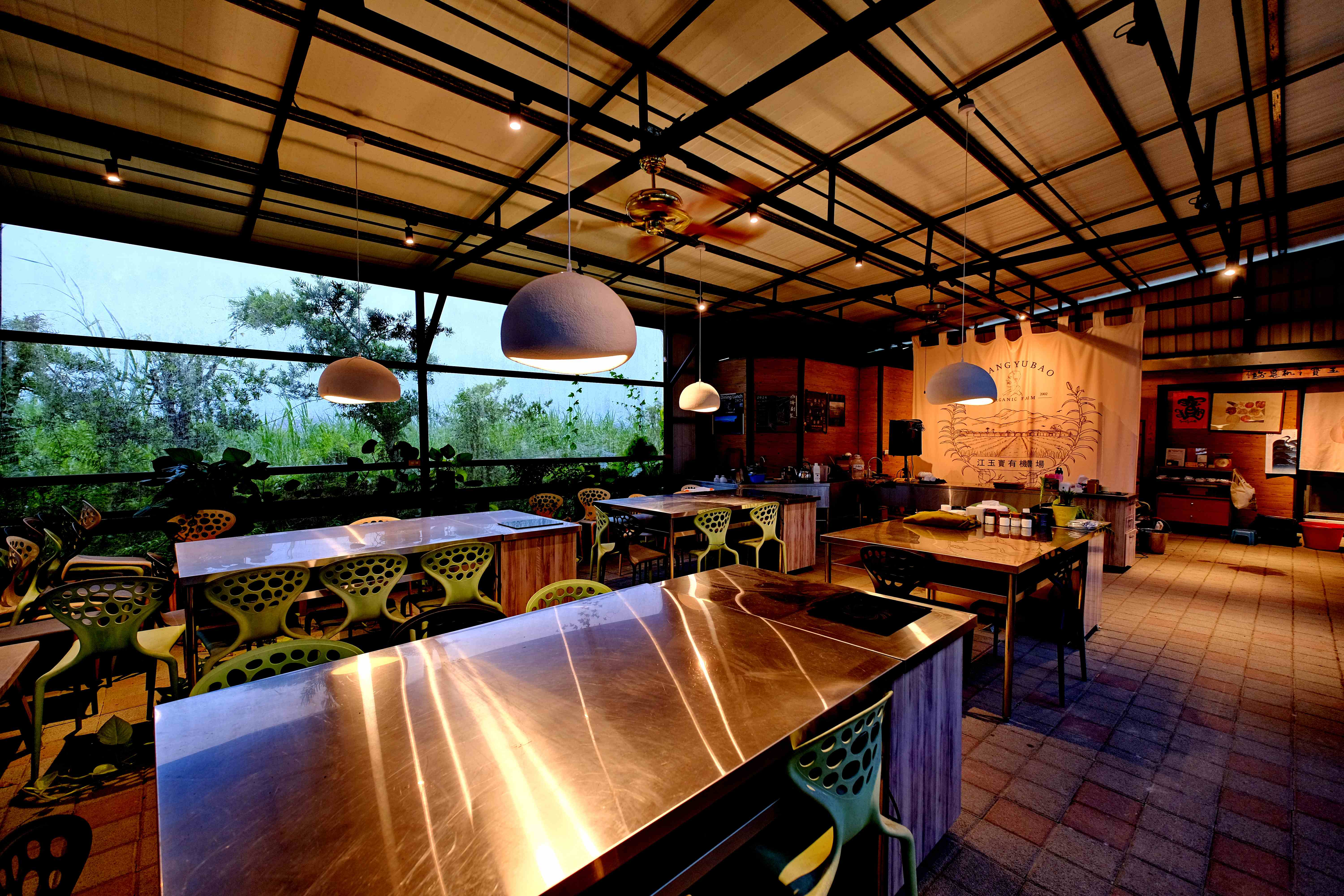 「江玉寶有機農場」內部場域優雅寬敞，是進行百合生態導覽食農教育的講解所在。