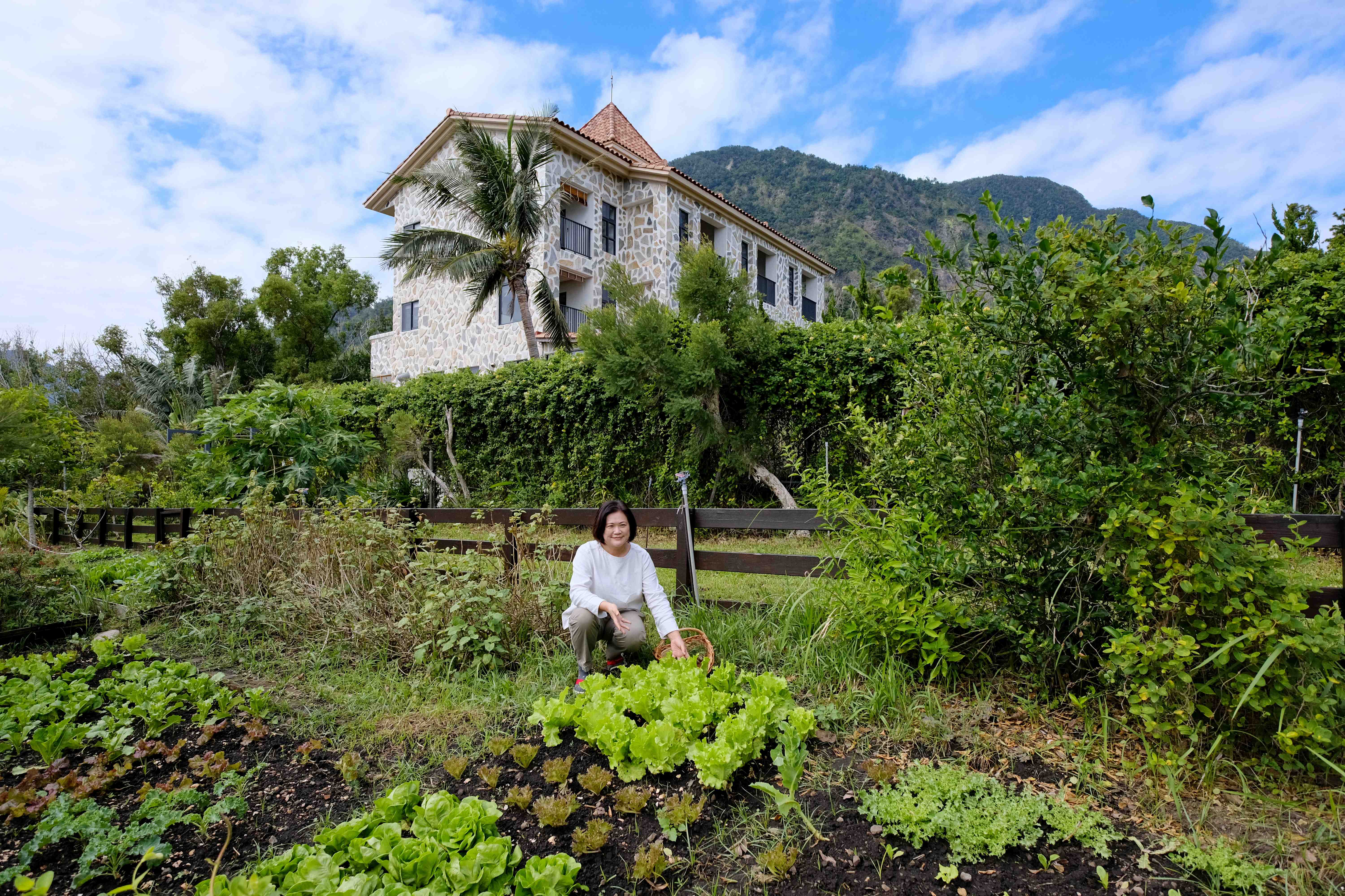 位於半山腰的「奧麗雅安莊園」，不僅植有各式各樣香草植物，更有自耕農式的菜園。
