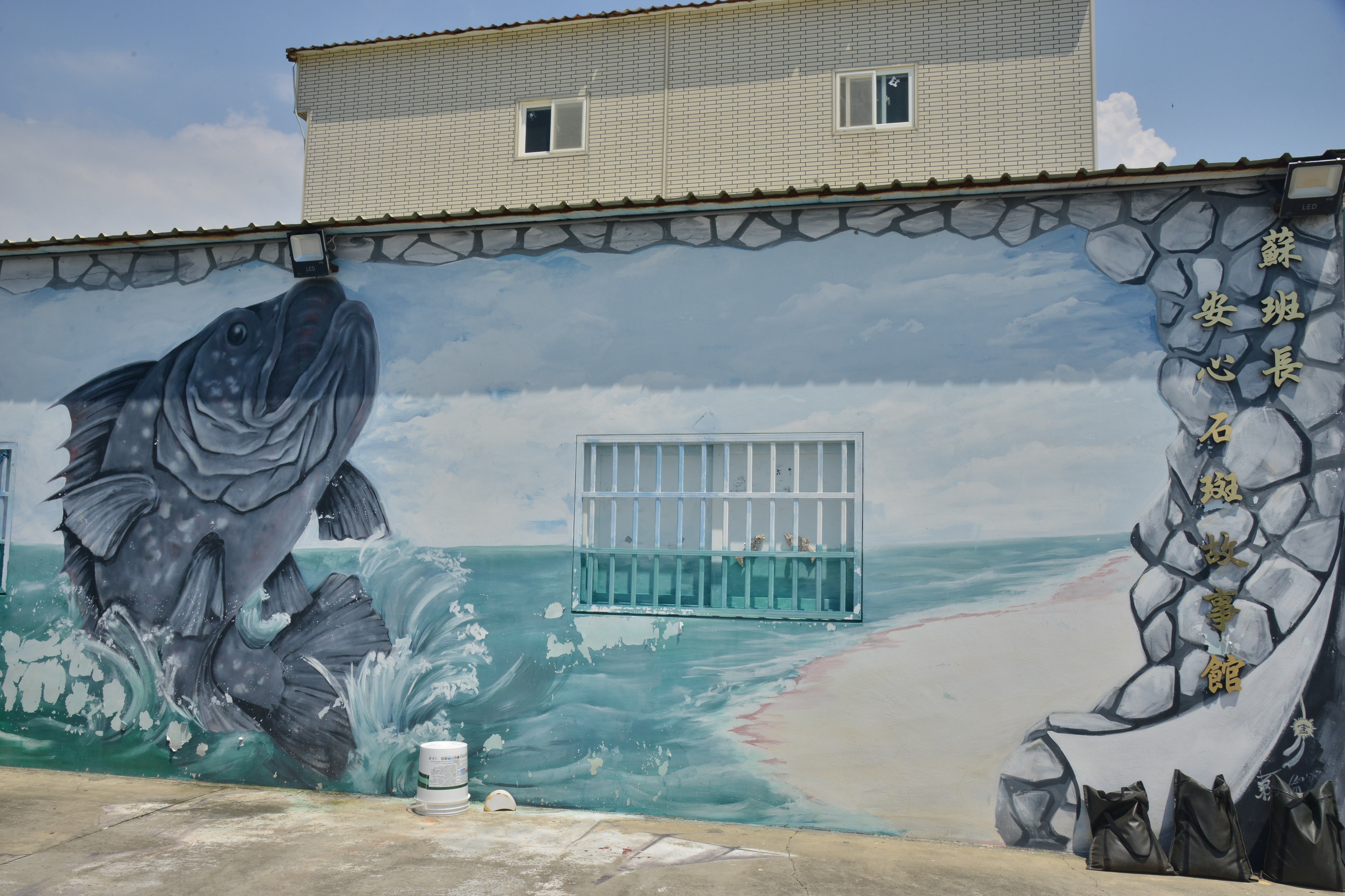 場域有一個很大的彩繪門面