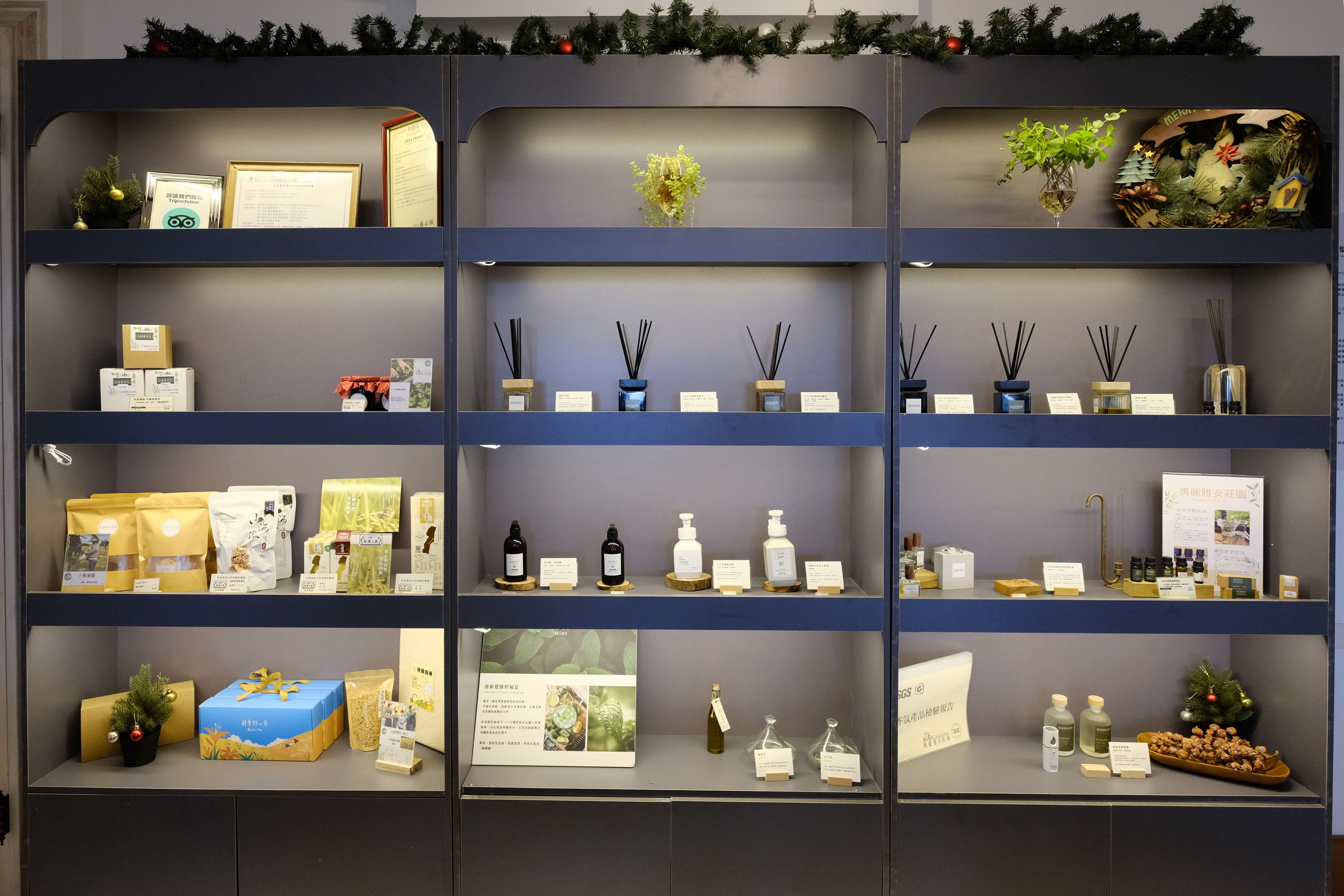 莊園內場域，展示各種自製的香草產品。