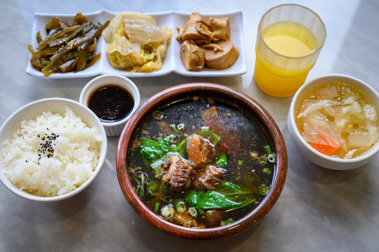 來東勢林場必點的特色餐：藥膳軟豚排套餐。