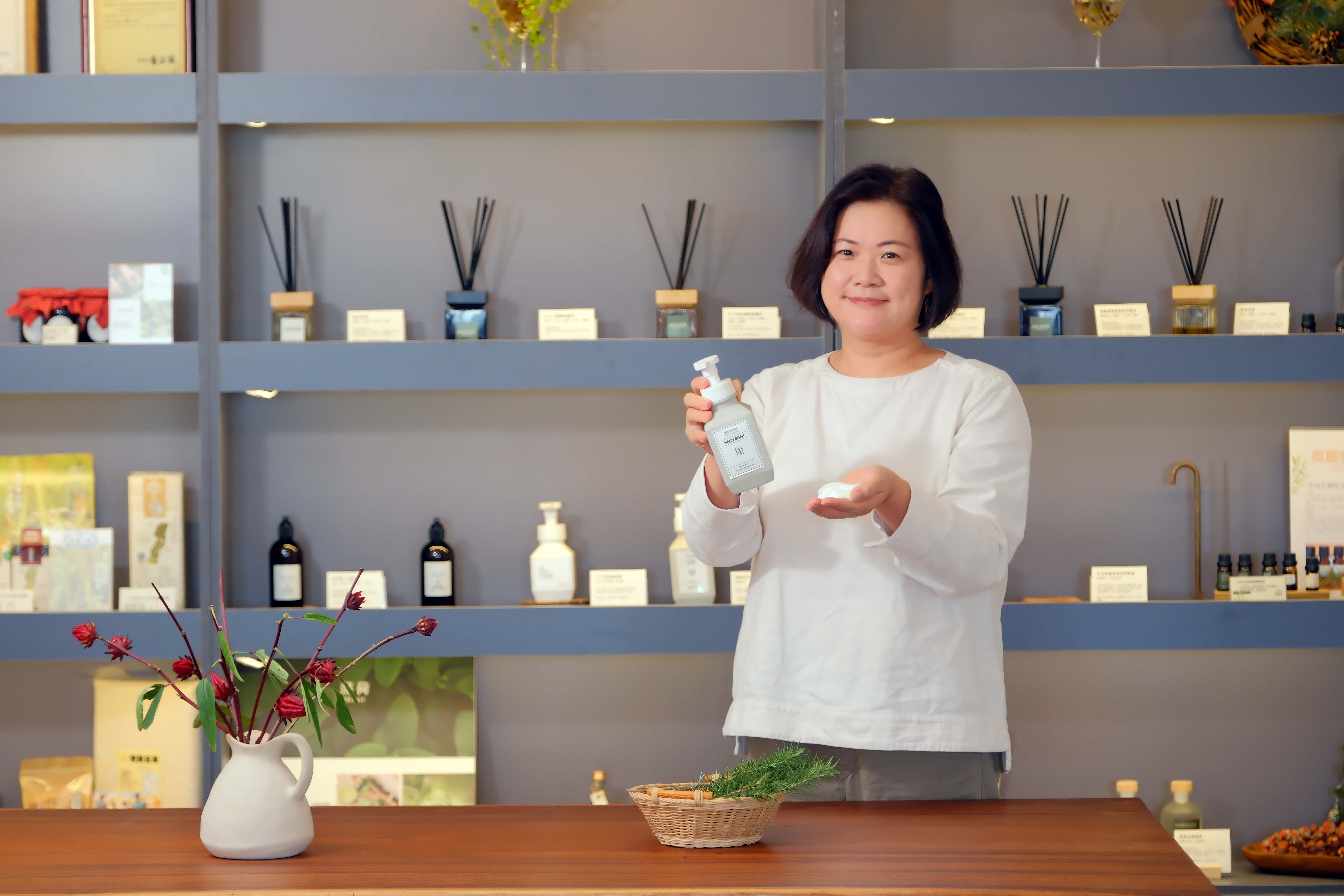 主人陳麗萍驕傲地說，房間裡使用的香草洗手乳，也是我們的自有品牌。