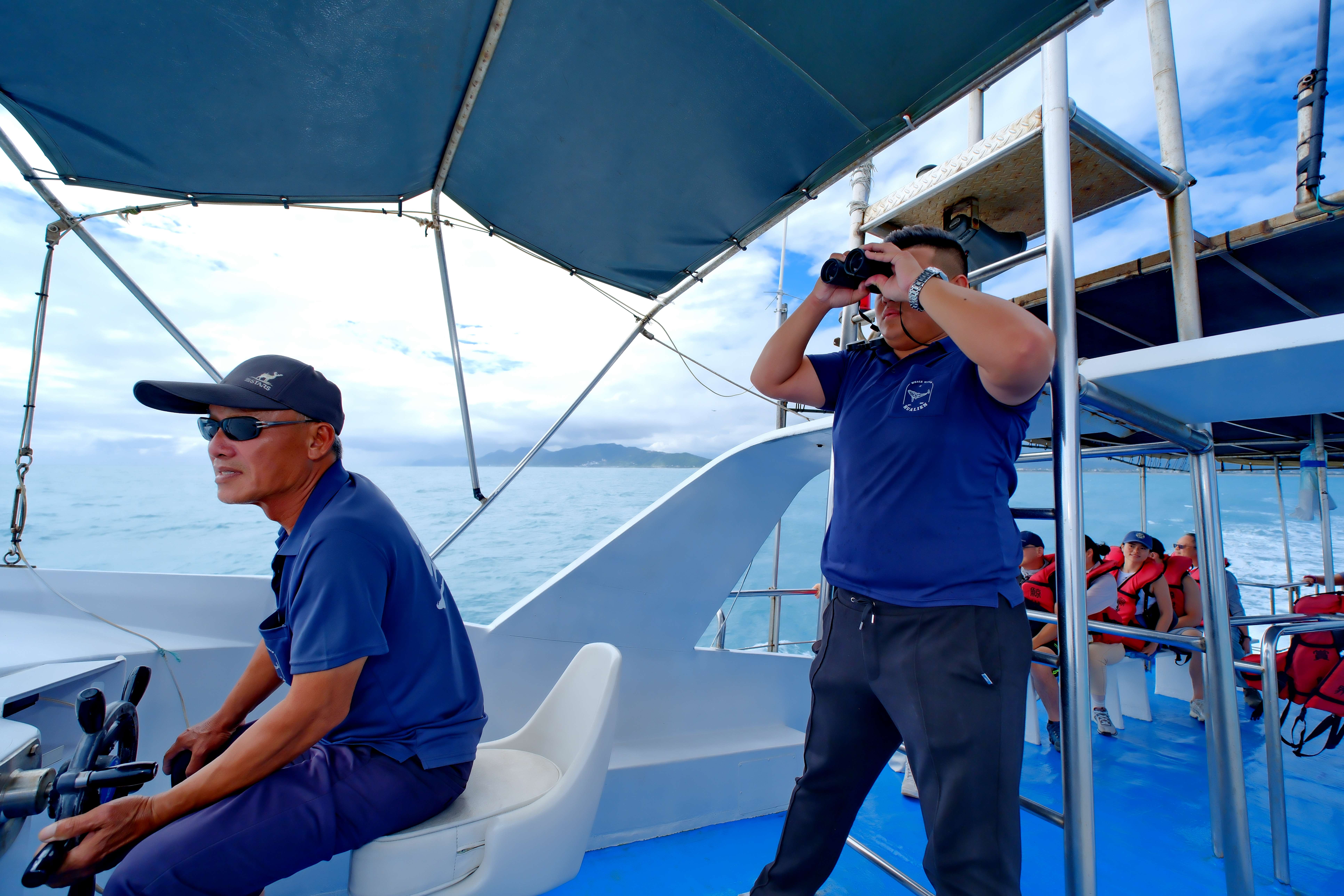 有著30 年海上經驗的資深船長，瞭望員則由資深漁業人執行長裕軒擔任。