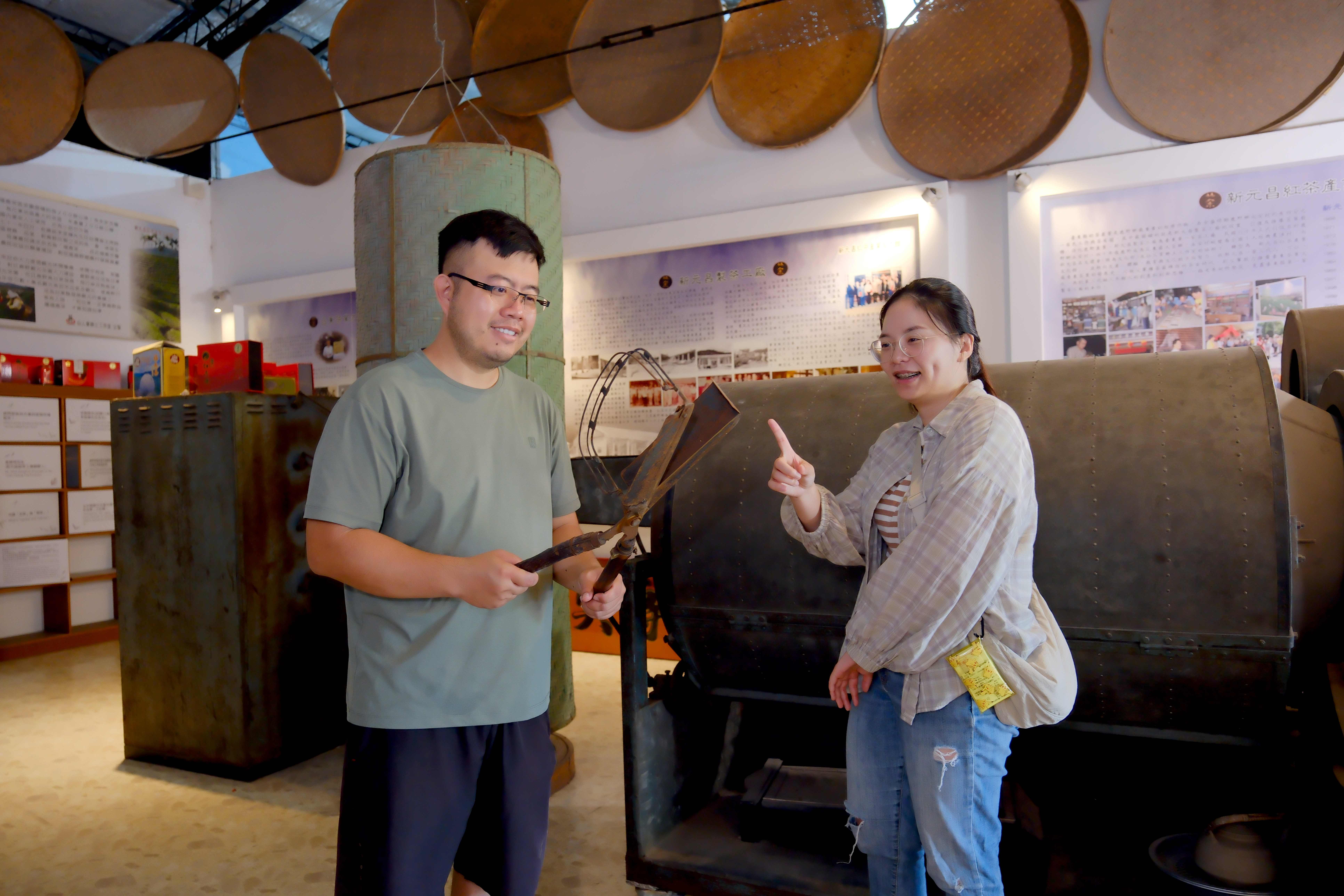 紅茶產業文化館內陳列各式各樣的製茶農具，遊客可以近身體驗觀察「好茶的誕生」。