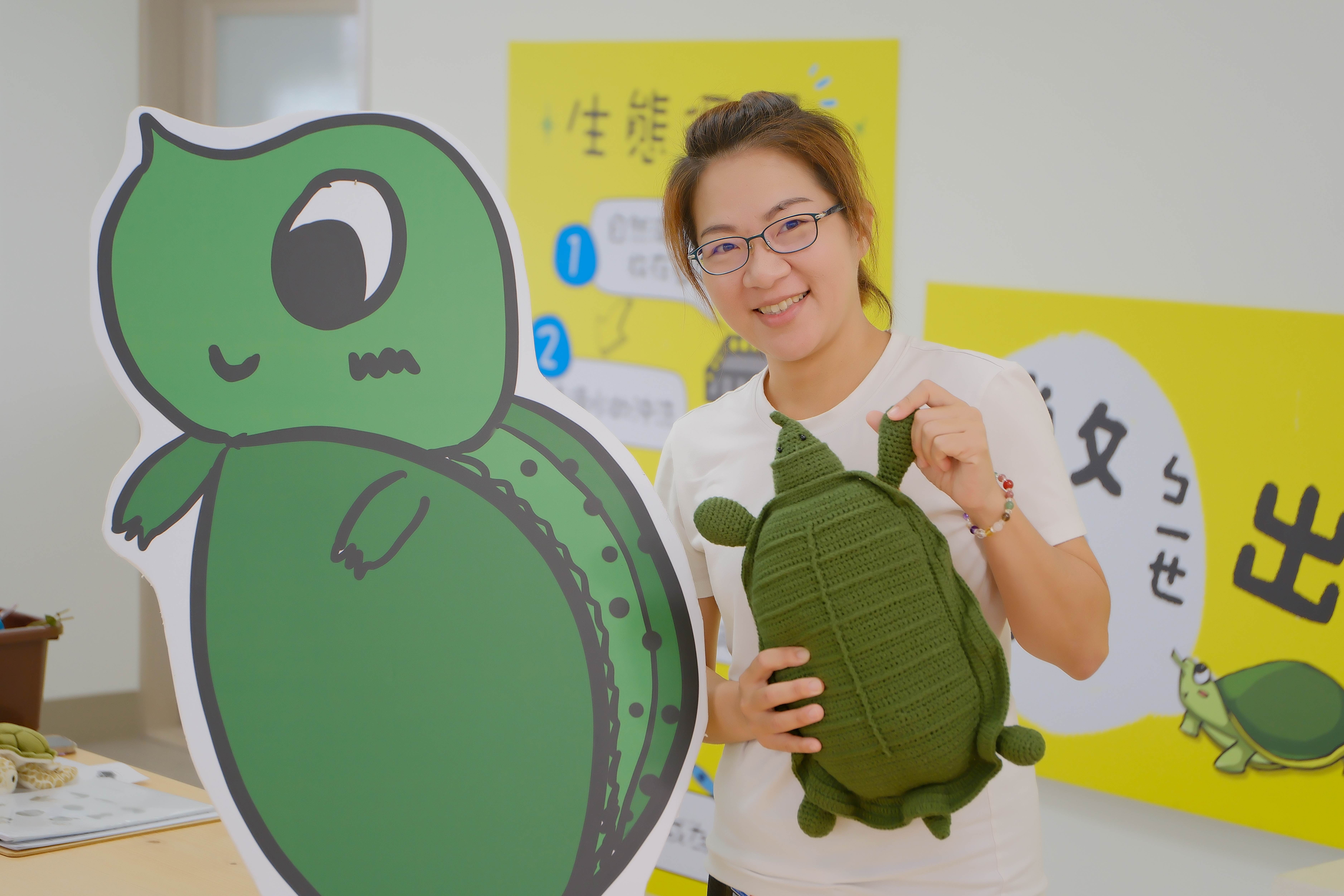 謝育諮準備了精緻的等比例教具鱉玩偶，準備讓遊客體驗。