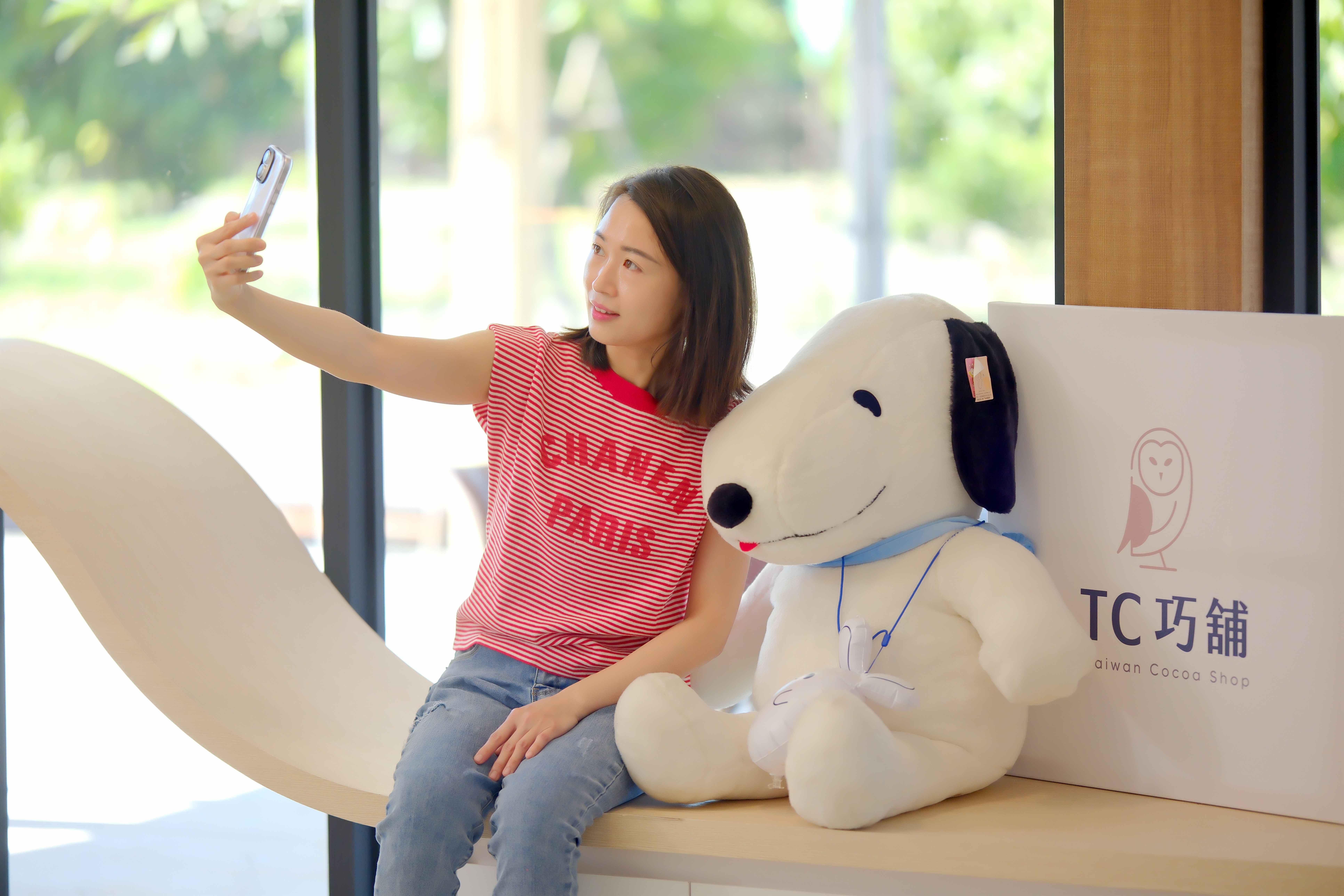 跟吉祥物一起打個卡，準備開吃巧克力大餐。