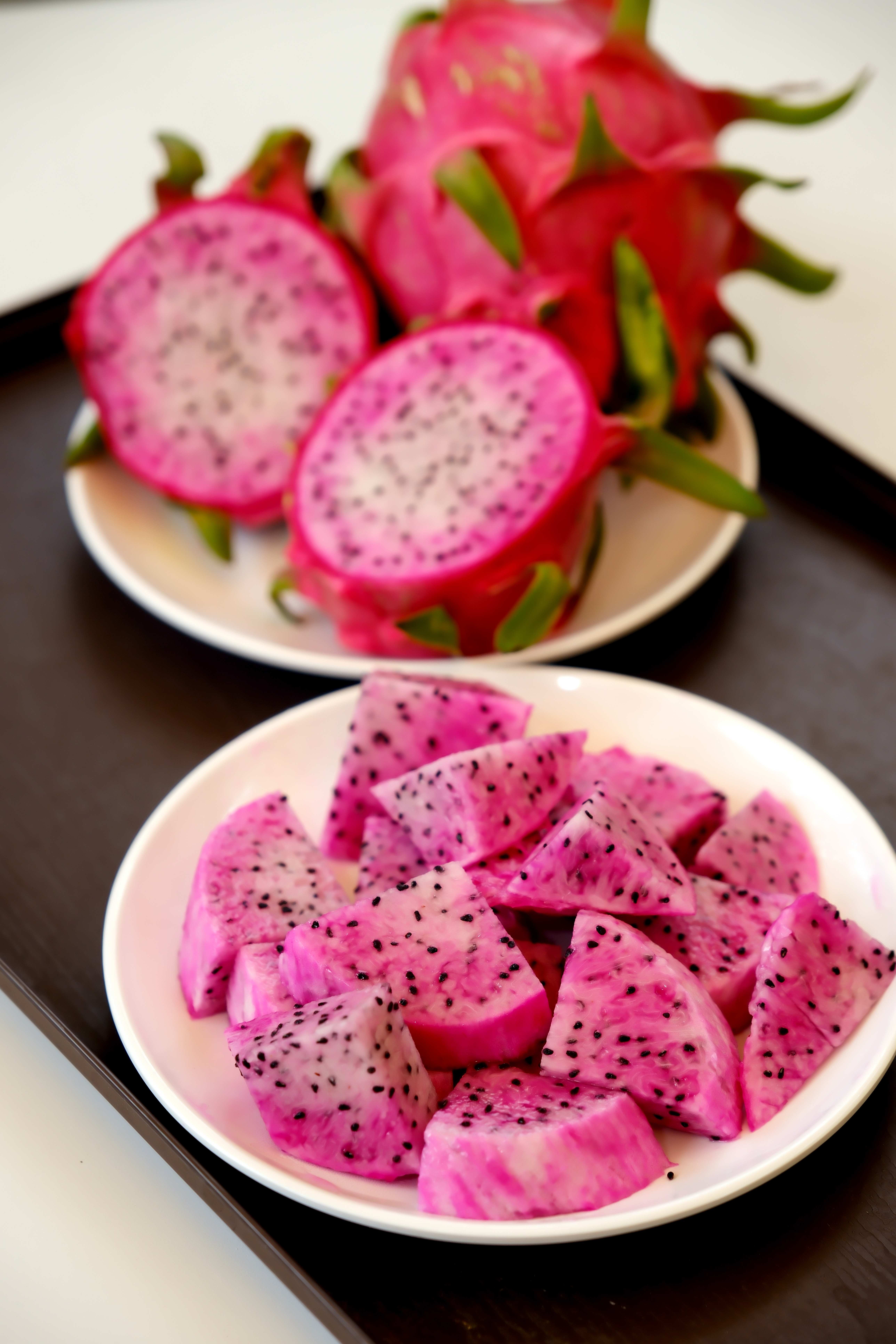 雙色火龍果，口感融合白肉的爽脆與紅肉的香甜，堪稱火龍果中的極品。