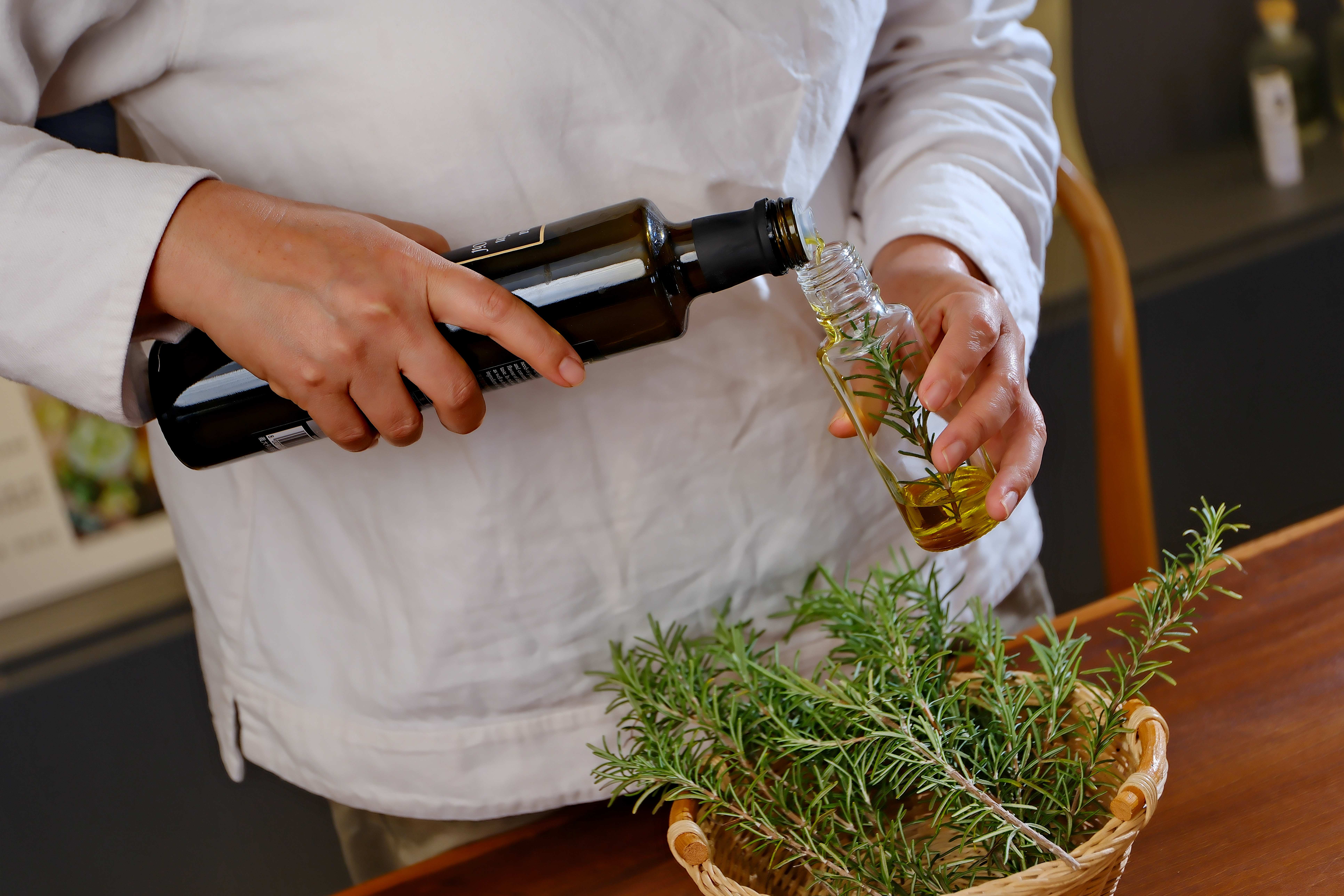 「迷迭香橄欖油」製作過程。