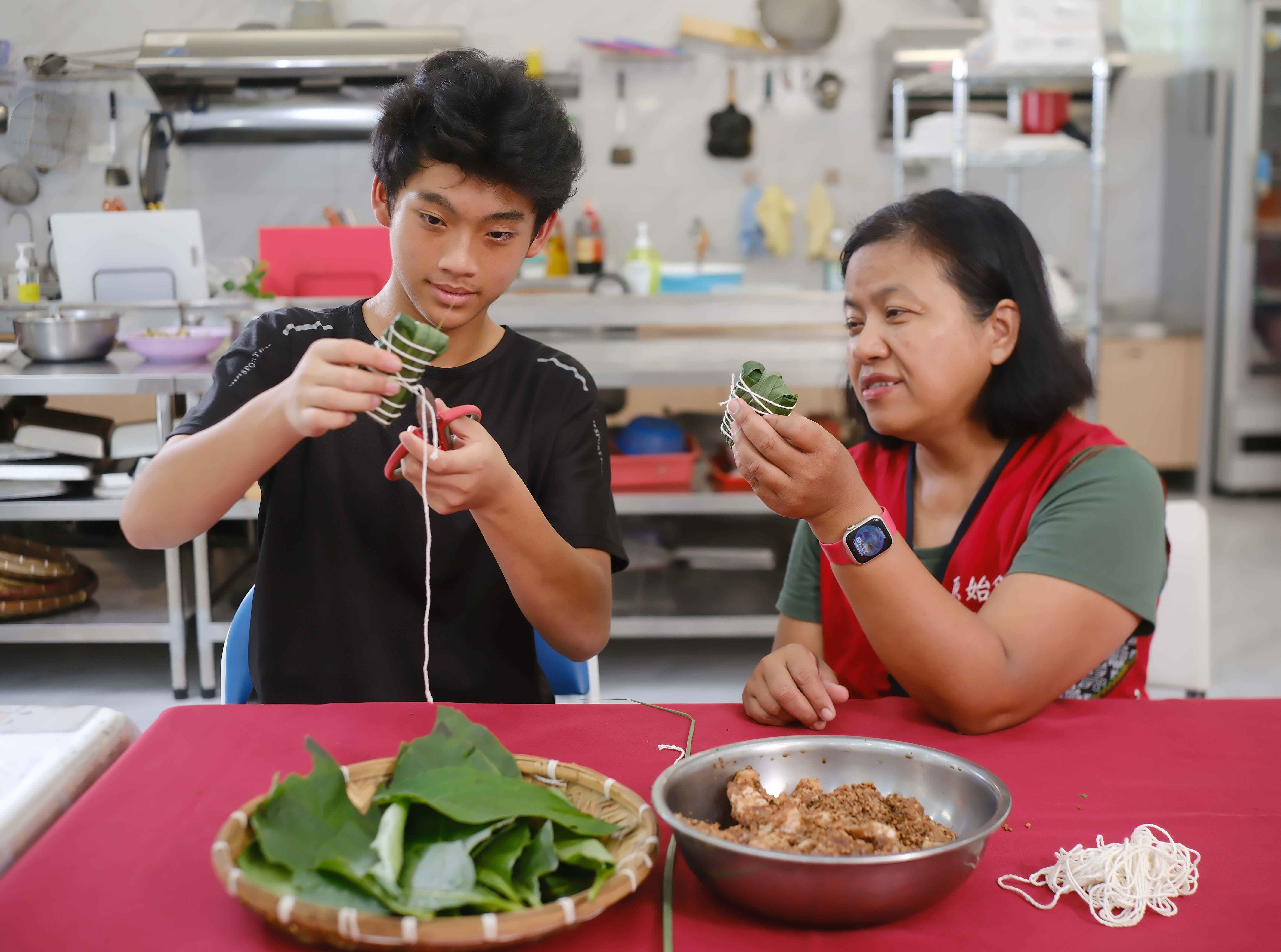 帶領遊客親手製作「拉格拉格」，是最實在的食農教育體驗。