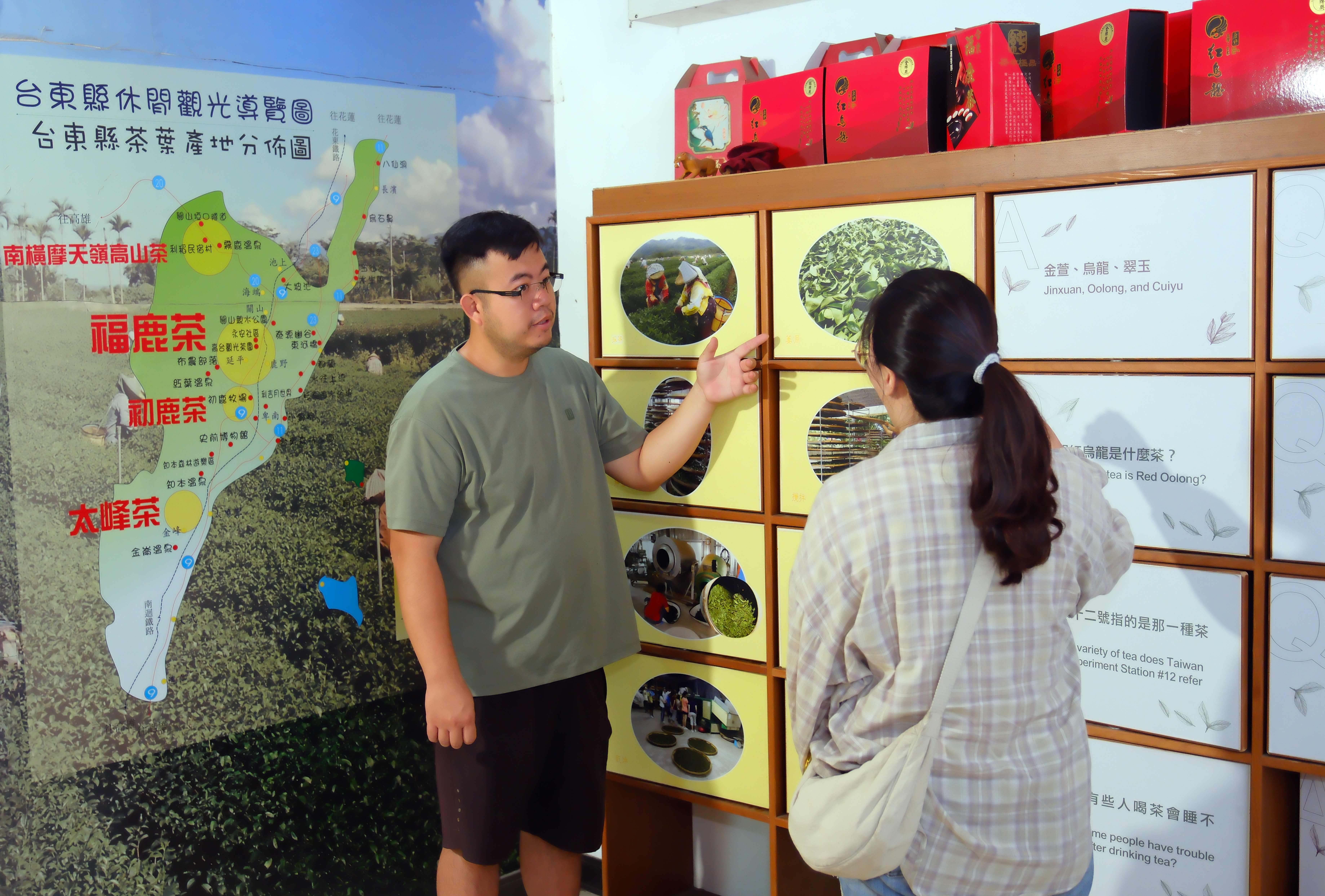 紅茶產業文化館導覽過程中會利用看板來將台東茶區的歷史文化展現出來，呈現更多元化的創新找茶小旅行。
