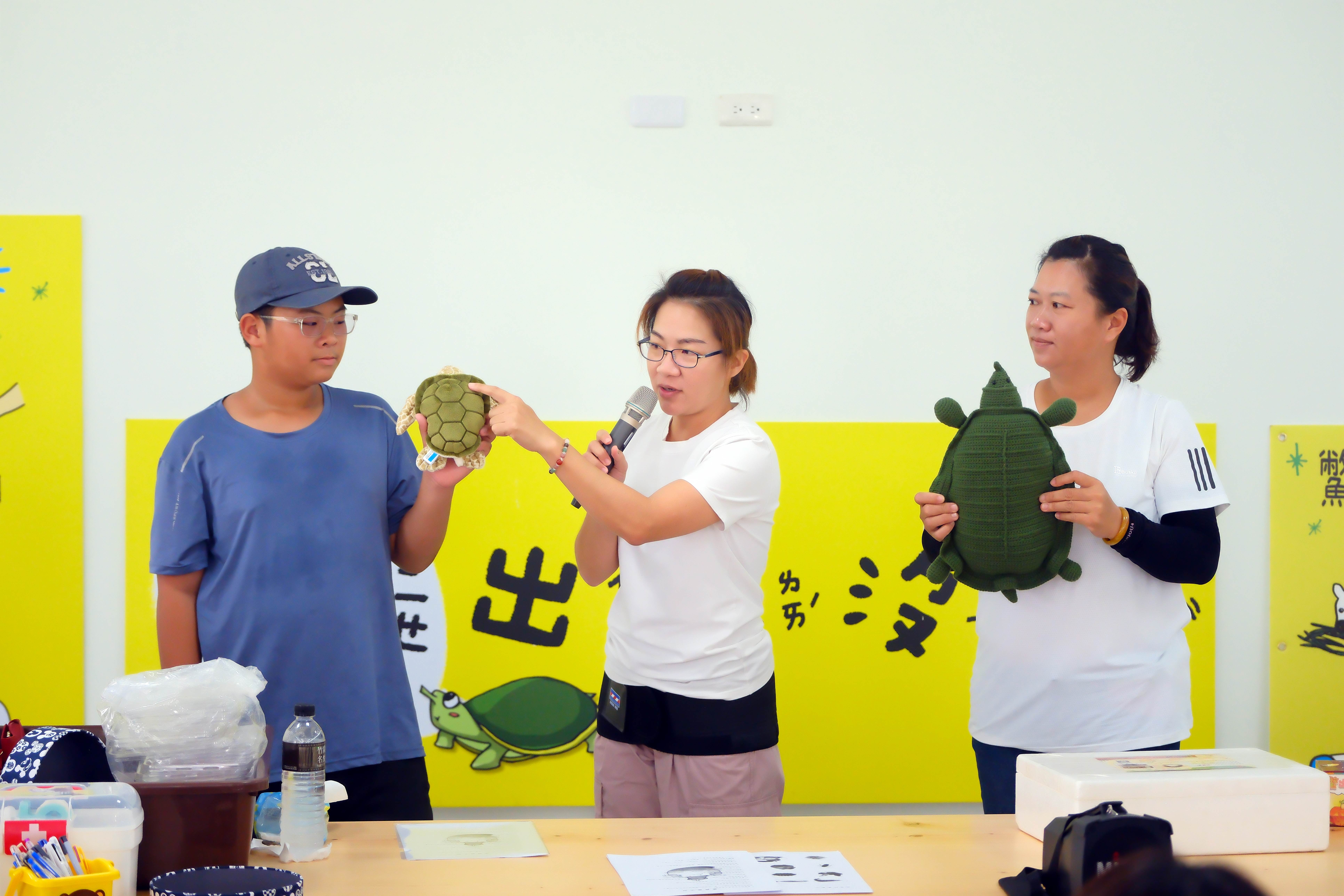 鱉跟龜有哪些大不同，讓「鱉阿嬤」告訴你，鱉有柔軟的「軟殼」，不像烏龜那樣硬邦邦。