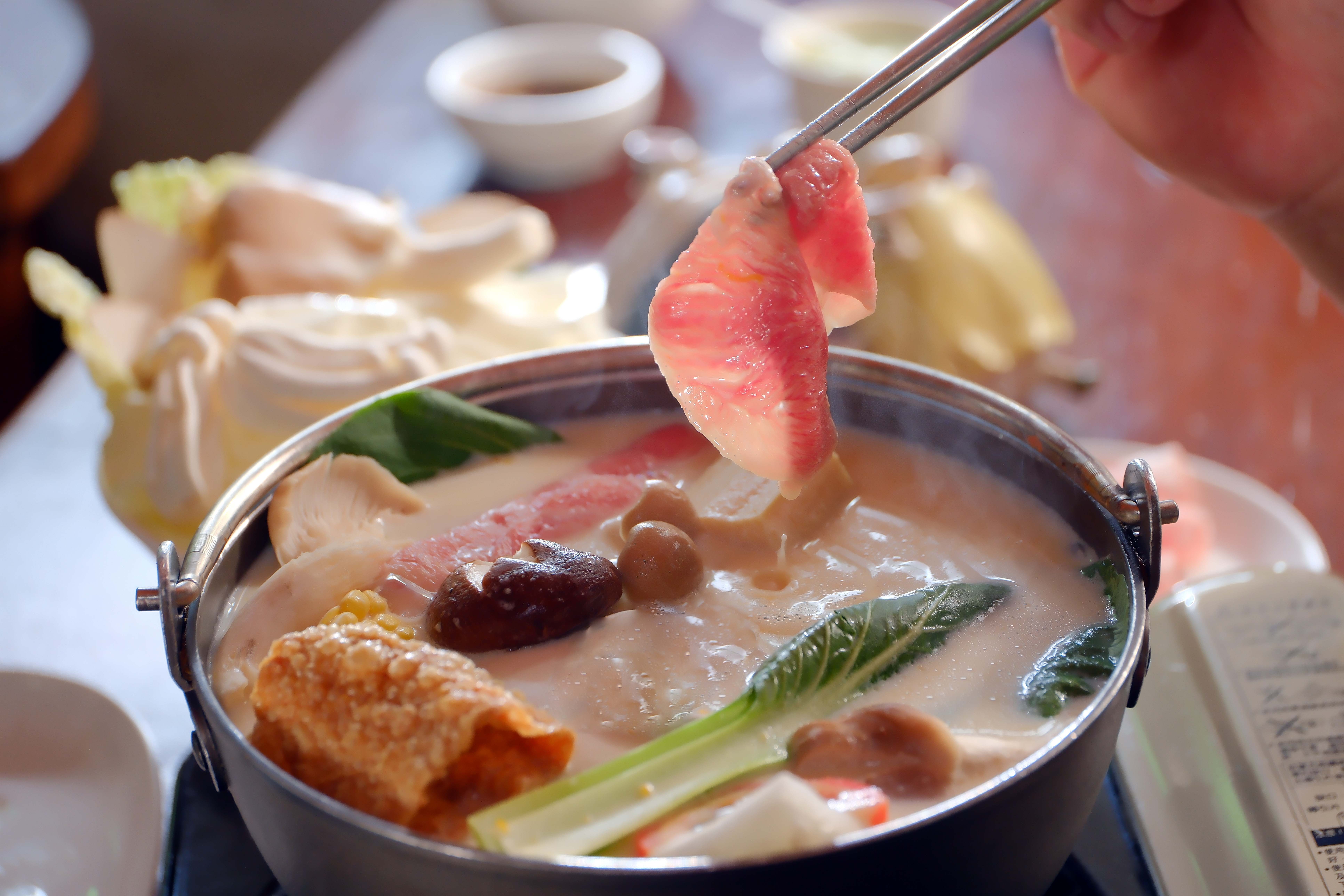 「南瓜羊奶鍋」及以鮮羊奶為湯底，搭配當季蔬菜，呈現香濃滑順的特色風味。