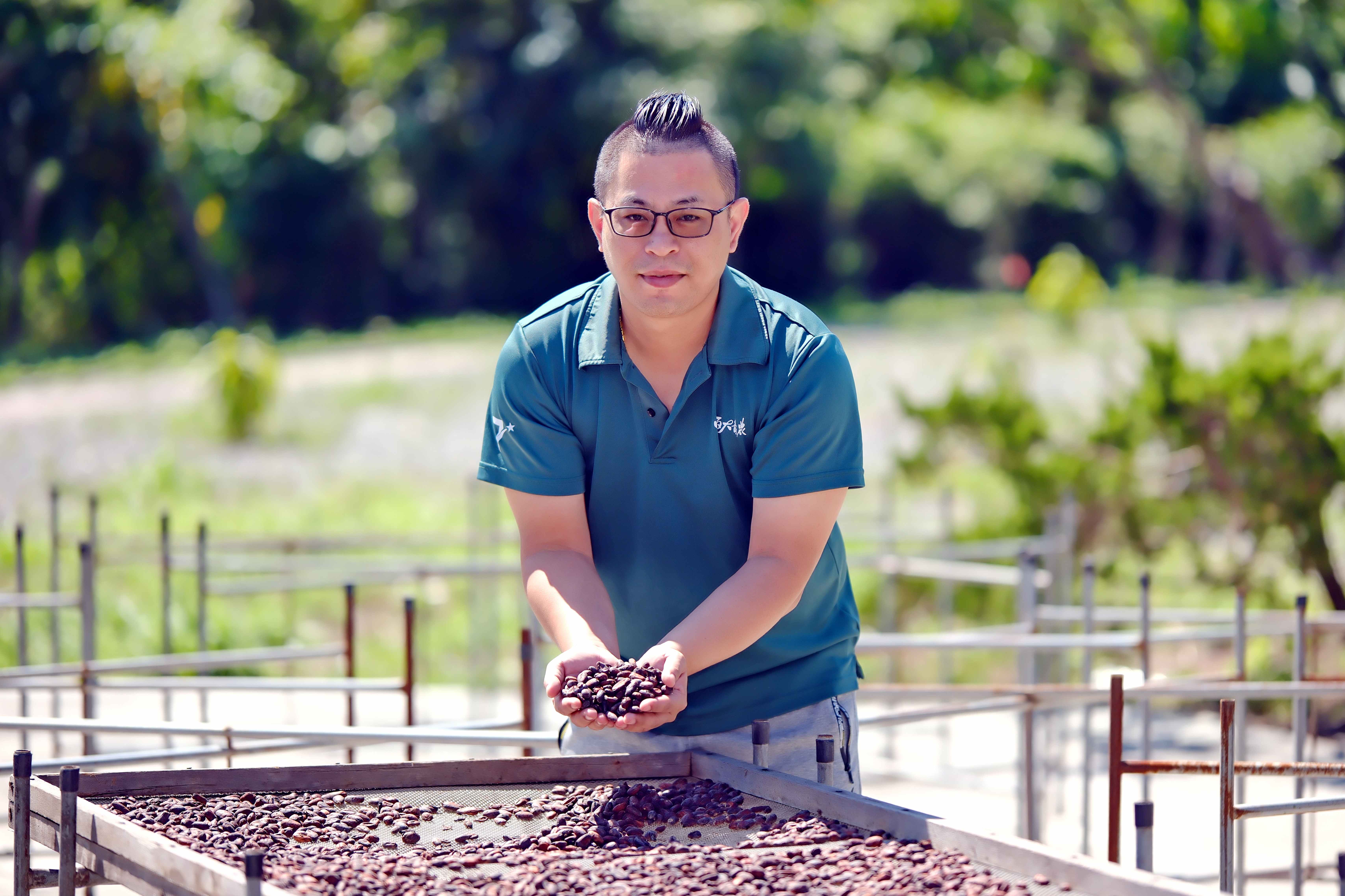 主人邱濬宇在「曬豆區」忙活。