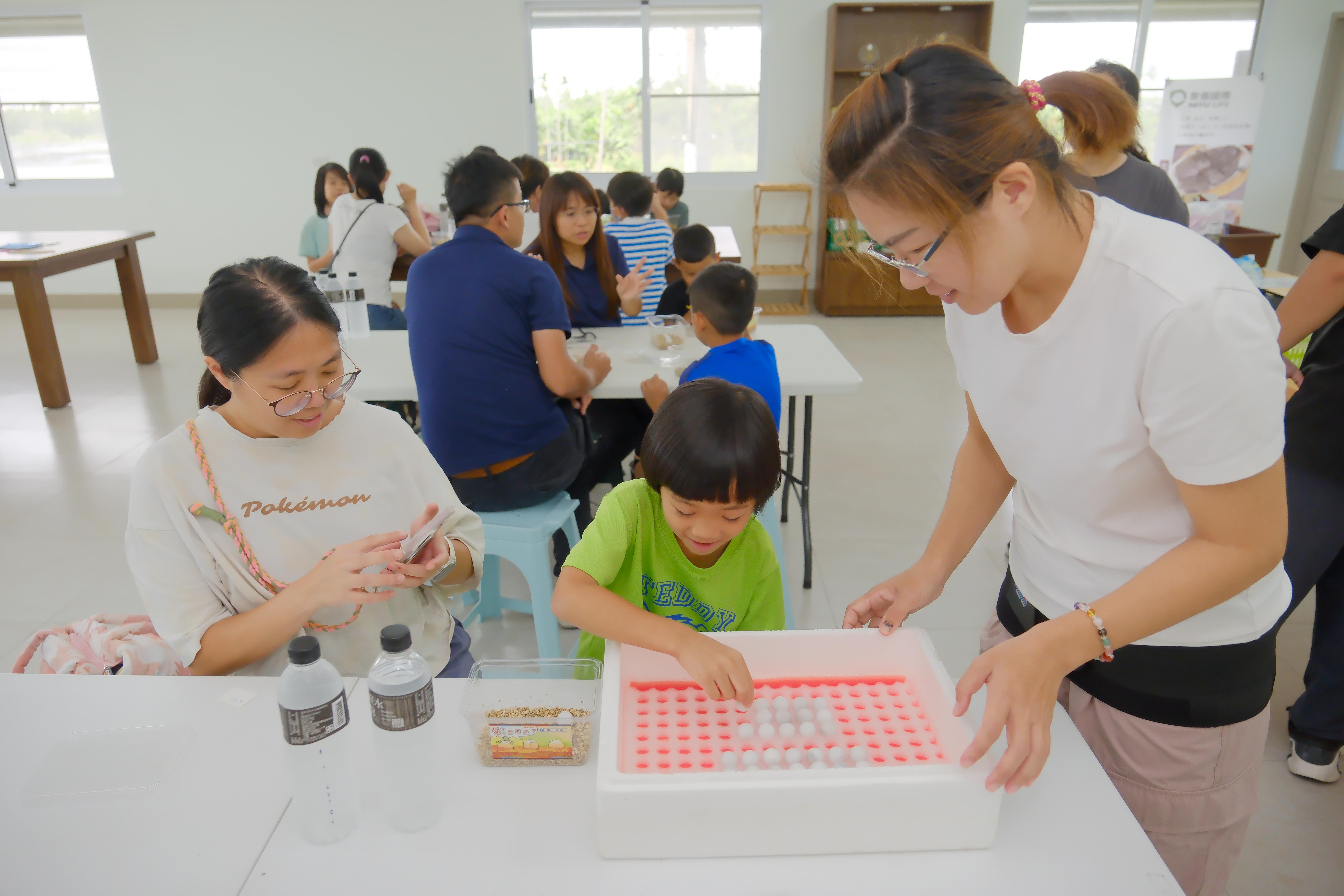 在各項活動中，客人最愛DIY孵鱉蛋。