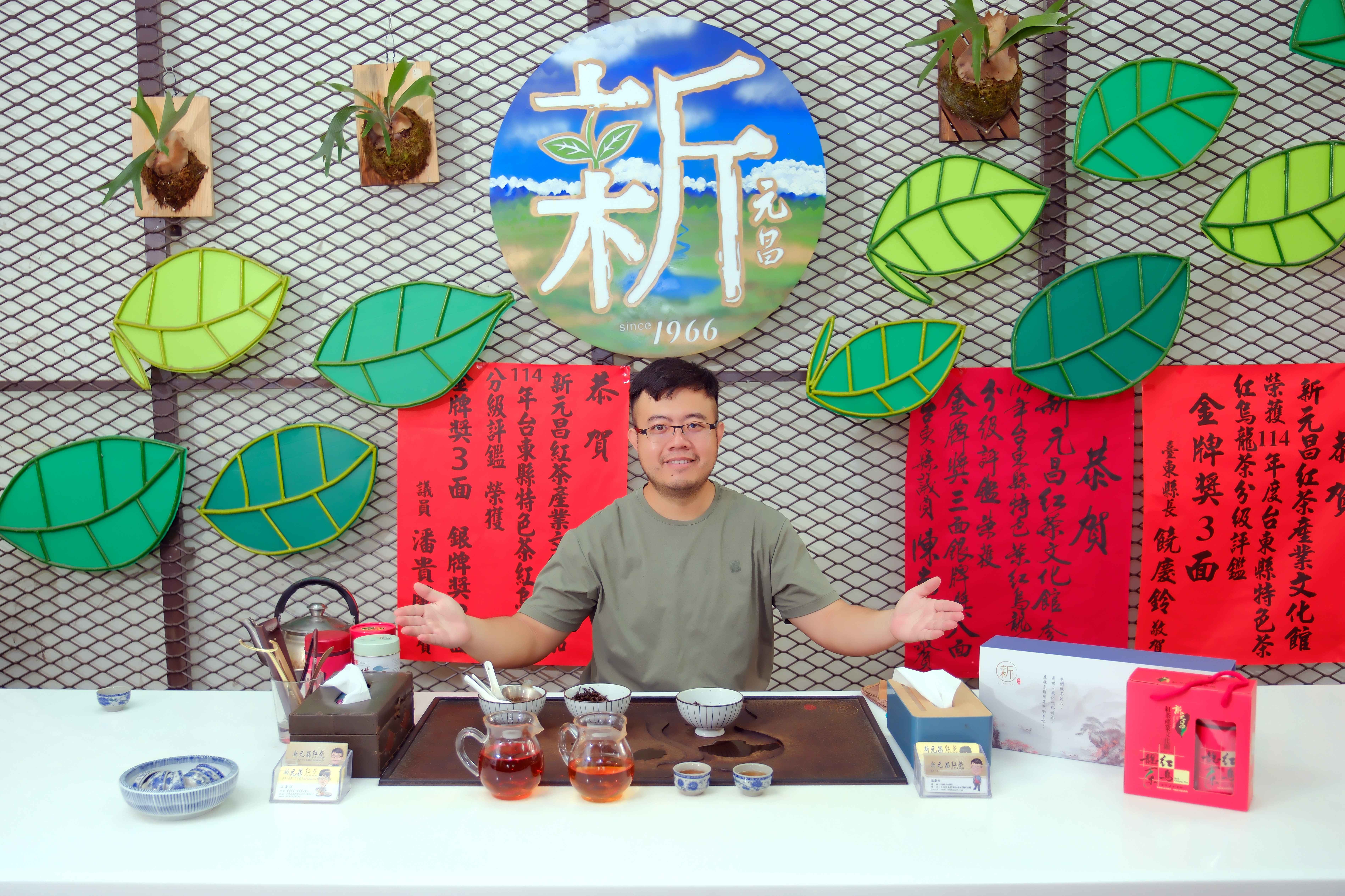 第三代接班人溫慶裕先生，最愛用得到113年度金牌獎的紅烏龍茶跟客人分享。