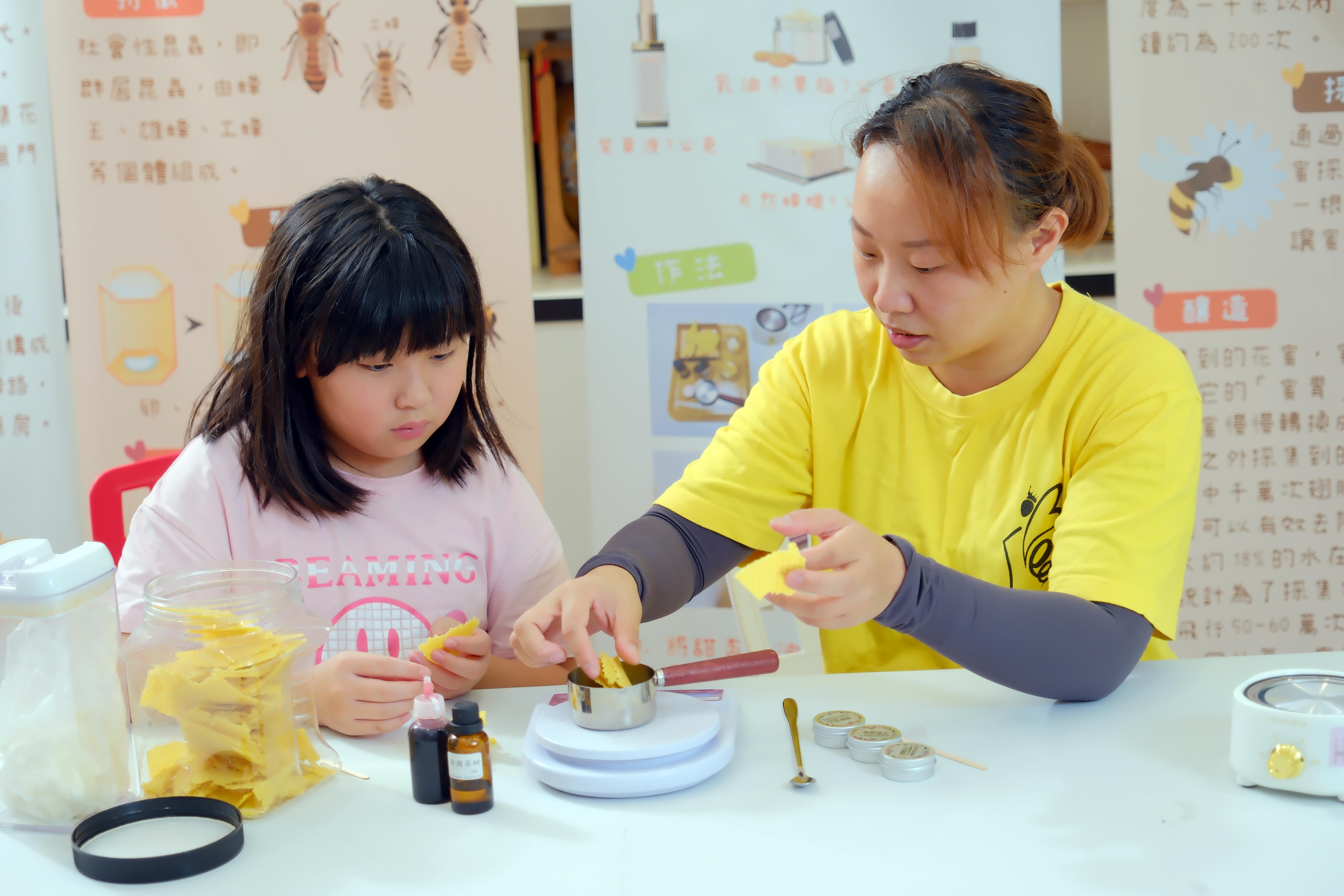 蜂蠟紫草膏 DIY，是親子體驗的重頭戲。