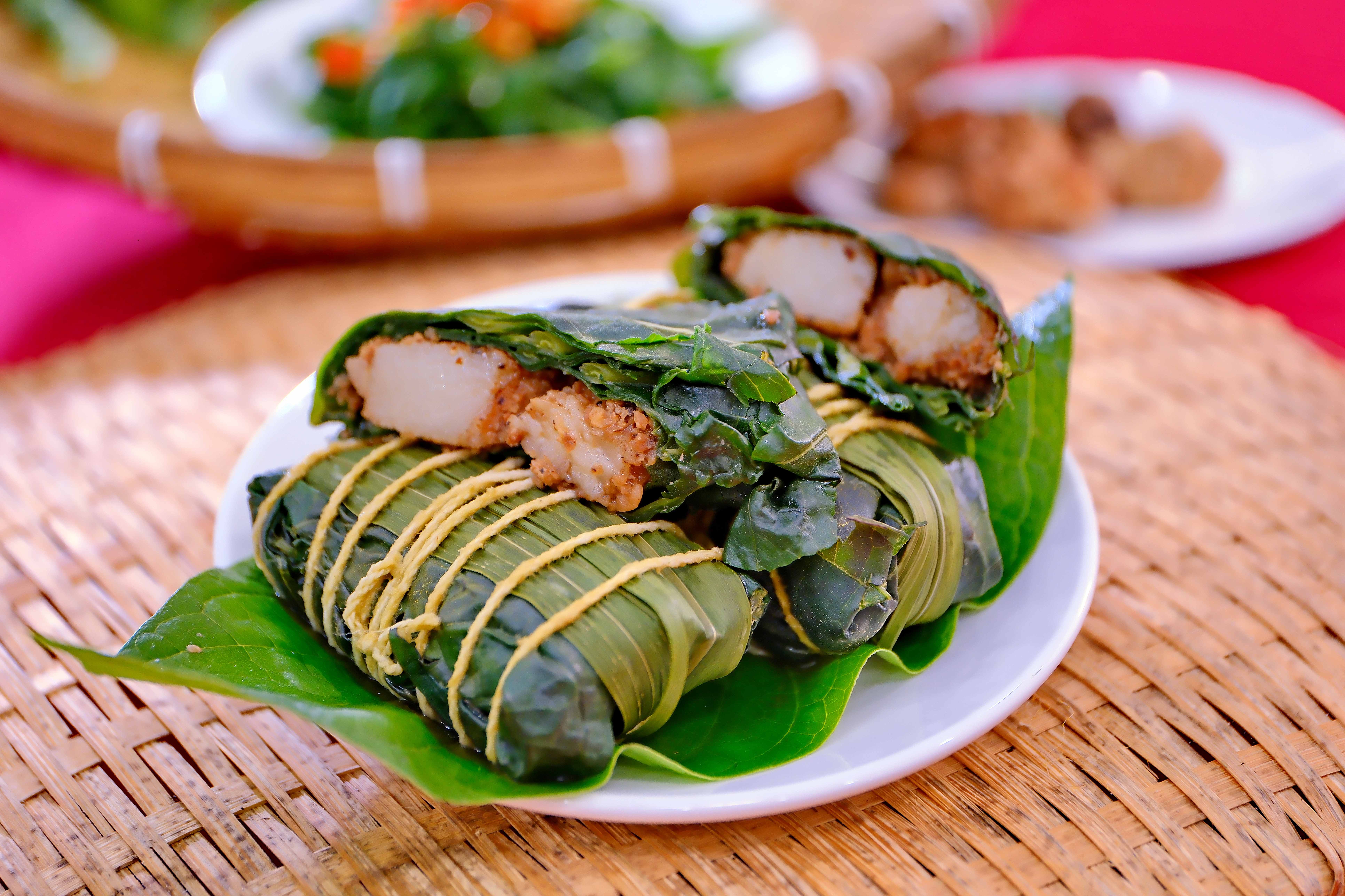 剛出鍋的「拉格拉格」，五花肉爽口不油膩，跟假酸漿葉一起入口，美妙滋味難以形容。