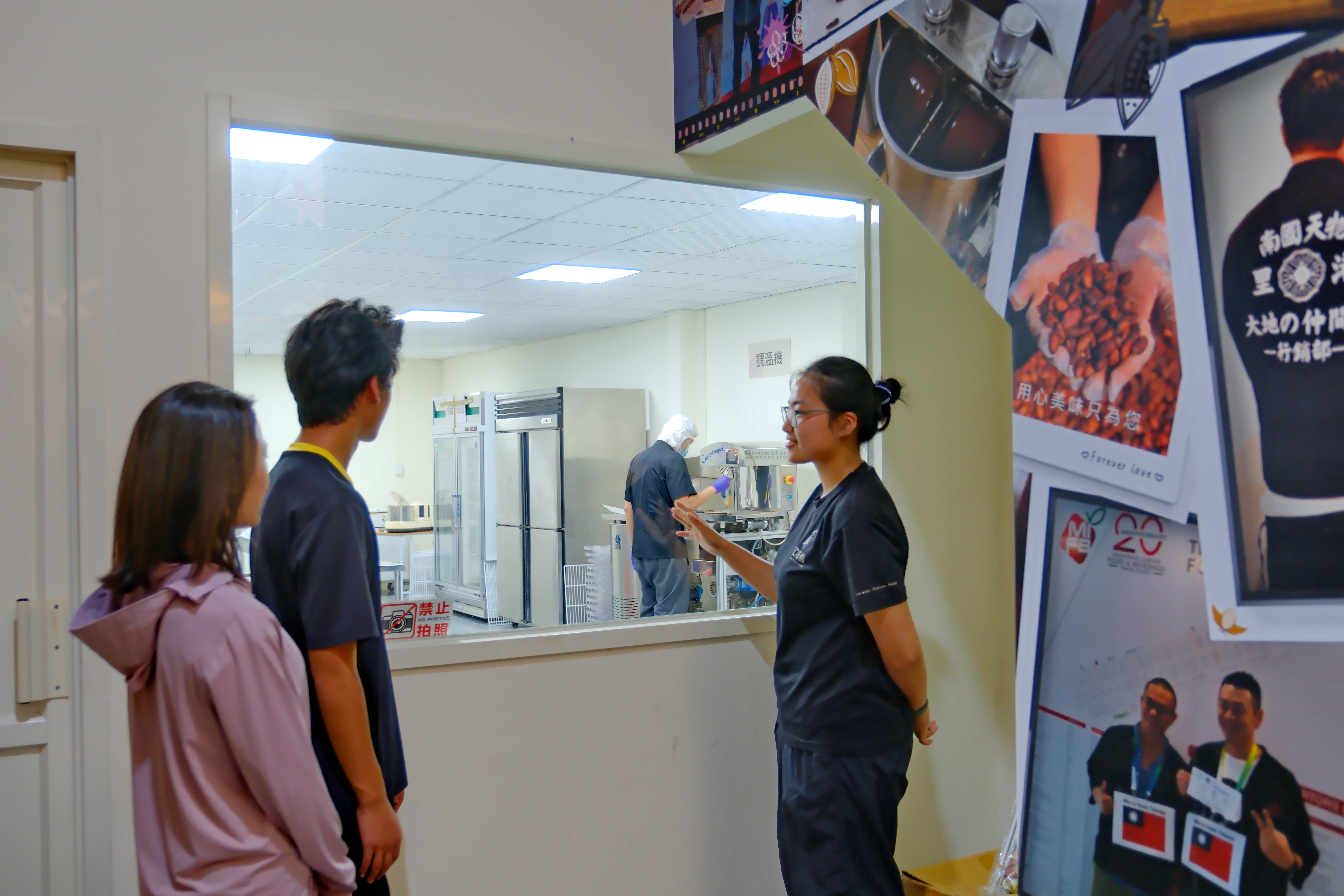 導覽員跟遊客進行發酵乾燥解說，透明展示可可豆處理設備與技術，說明發酵、日曬等關鍵步驟如何影響風味，傳遞農業加工知識。