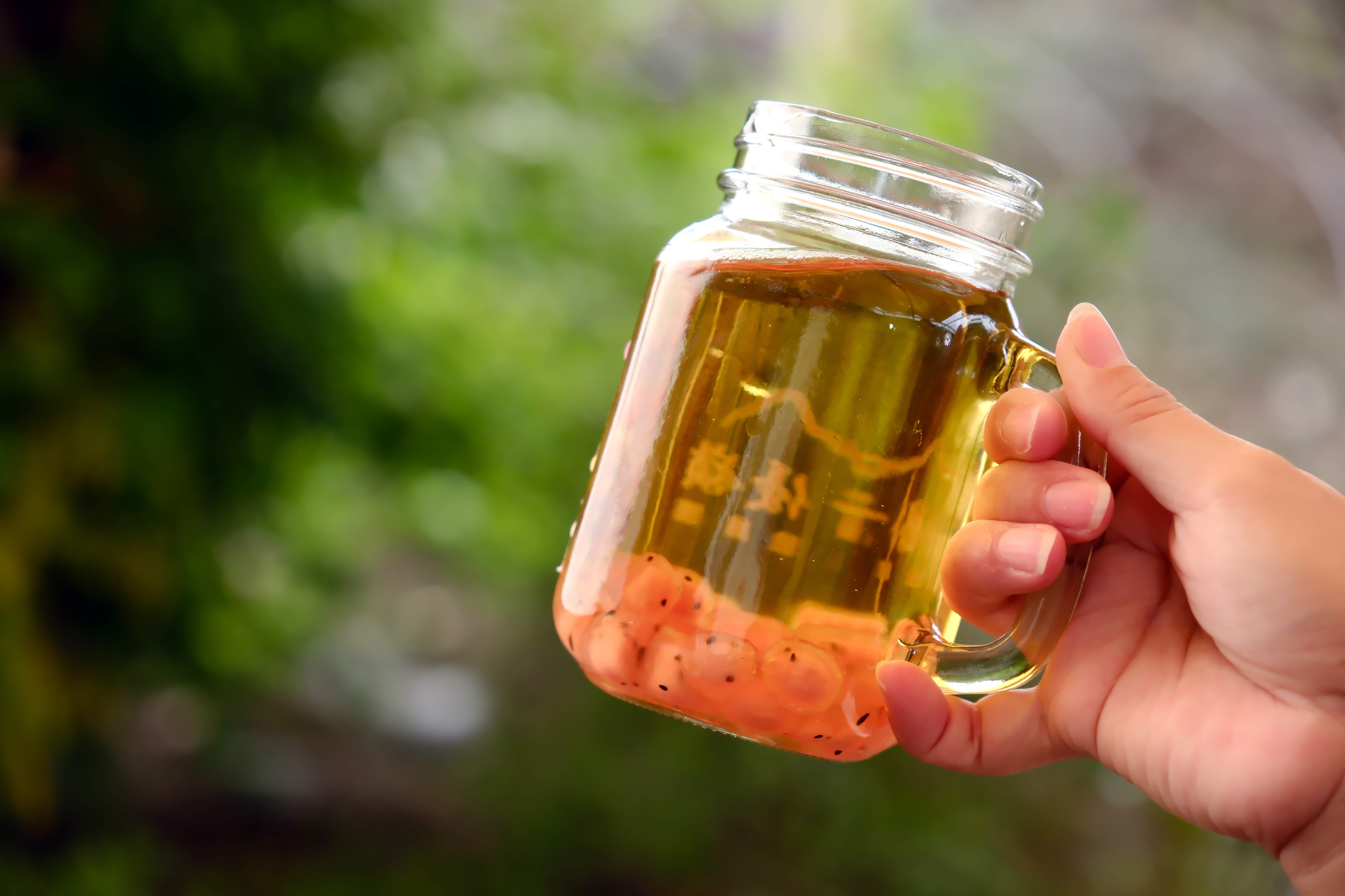 火龍果粉圓在陽光照射下，晶瑩剔透，粉圓仔好似小魚眼睛，著實可愛。