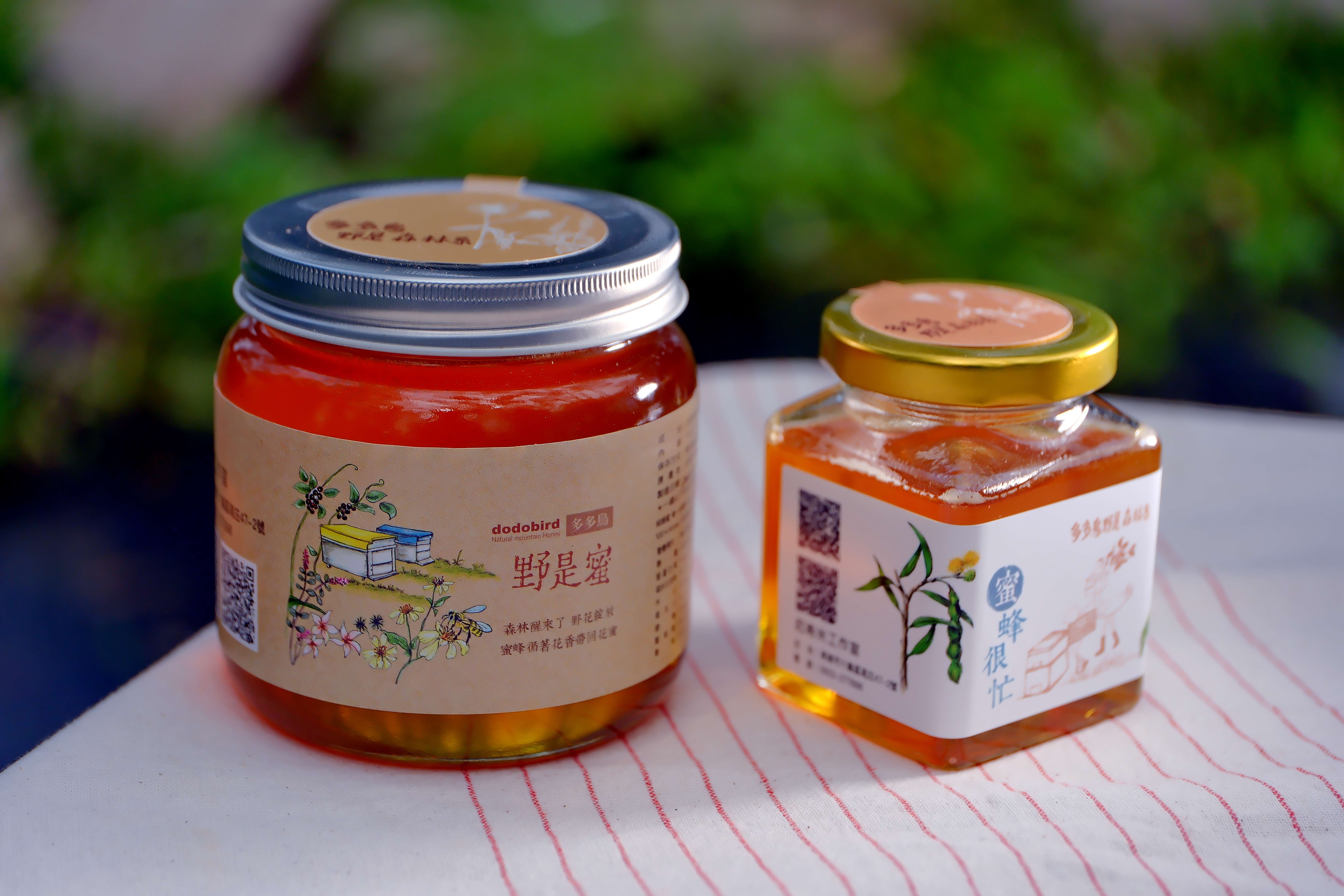 用水錦樹蜜跟巴西乳香蜜當原料的「野是蜜」，口感微酸，香氣特殊。