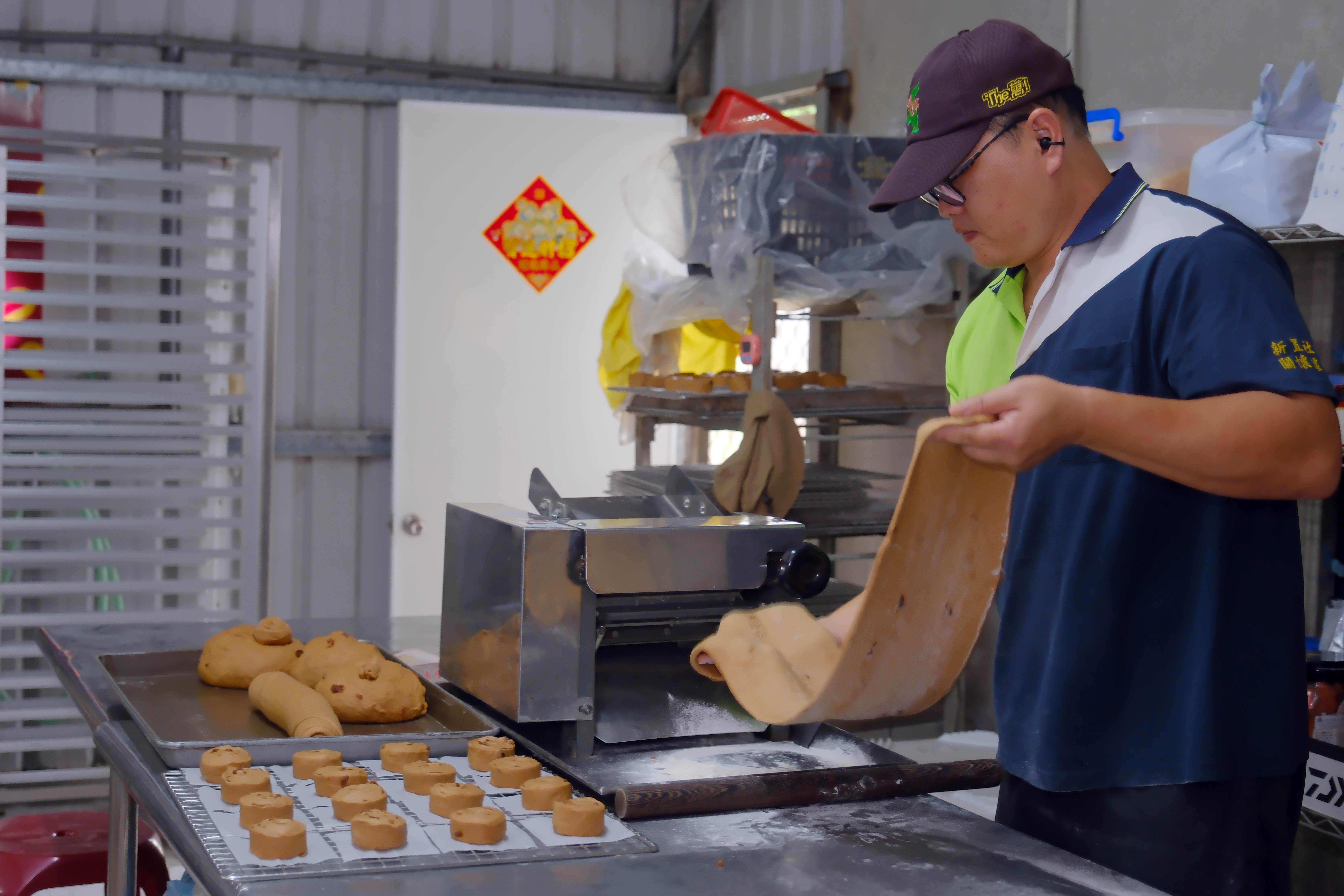 陳德弘是學餐飲出身，親力親為製作美味「羊奶饅頭」。