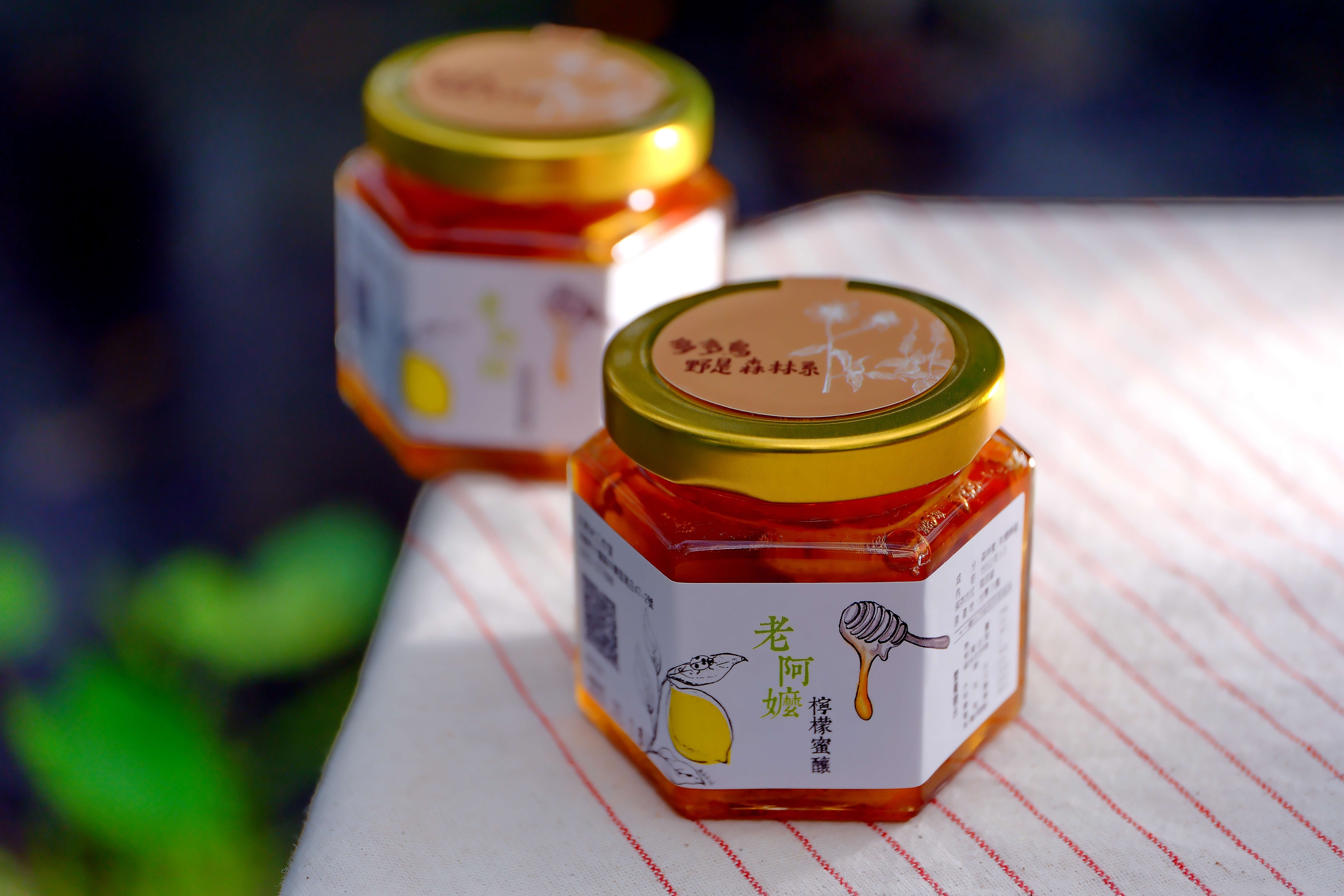 「檸檬蜜釀」採用有機黃檸檬，經過 50 小時低溫烘焙的檸檬乾，加上蜂蜜釀製而成。