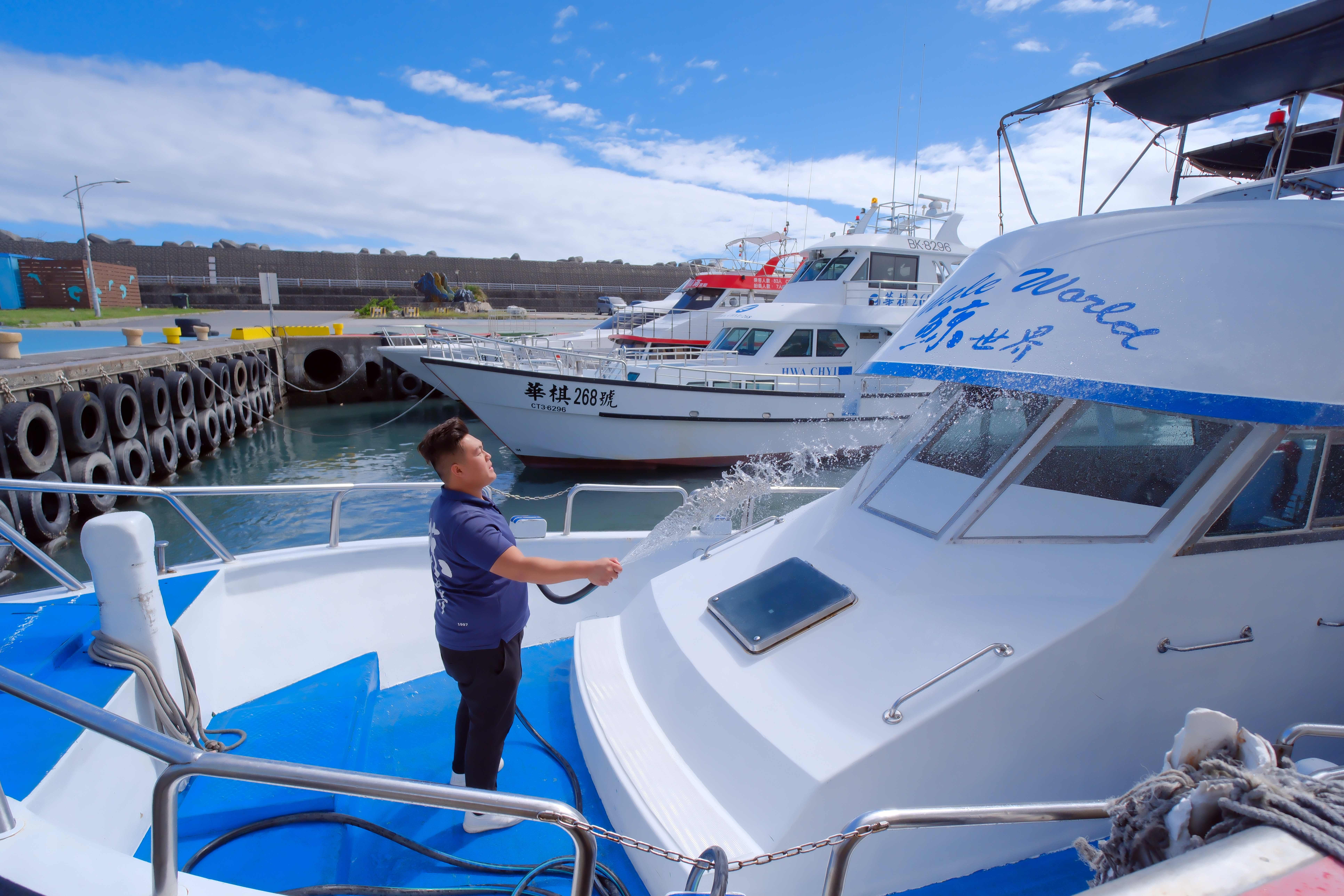 船隻入港，旅客下船後的第一要務：用清水沖洗甲板，以防鹽分侵蝕。
