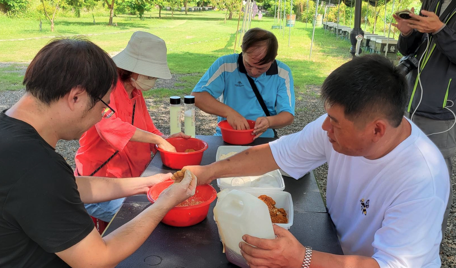 黃金比例的麵粉與蜂蜜完美融合，做成厚實又香甜的花蜜餅