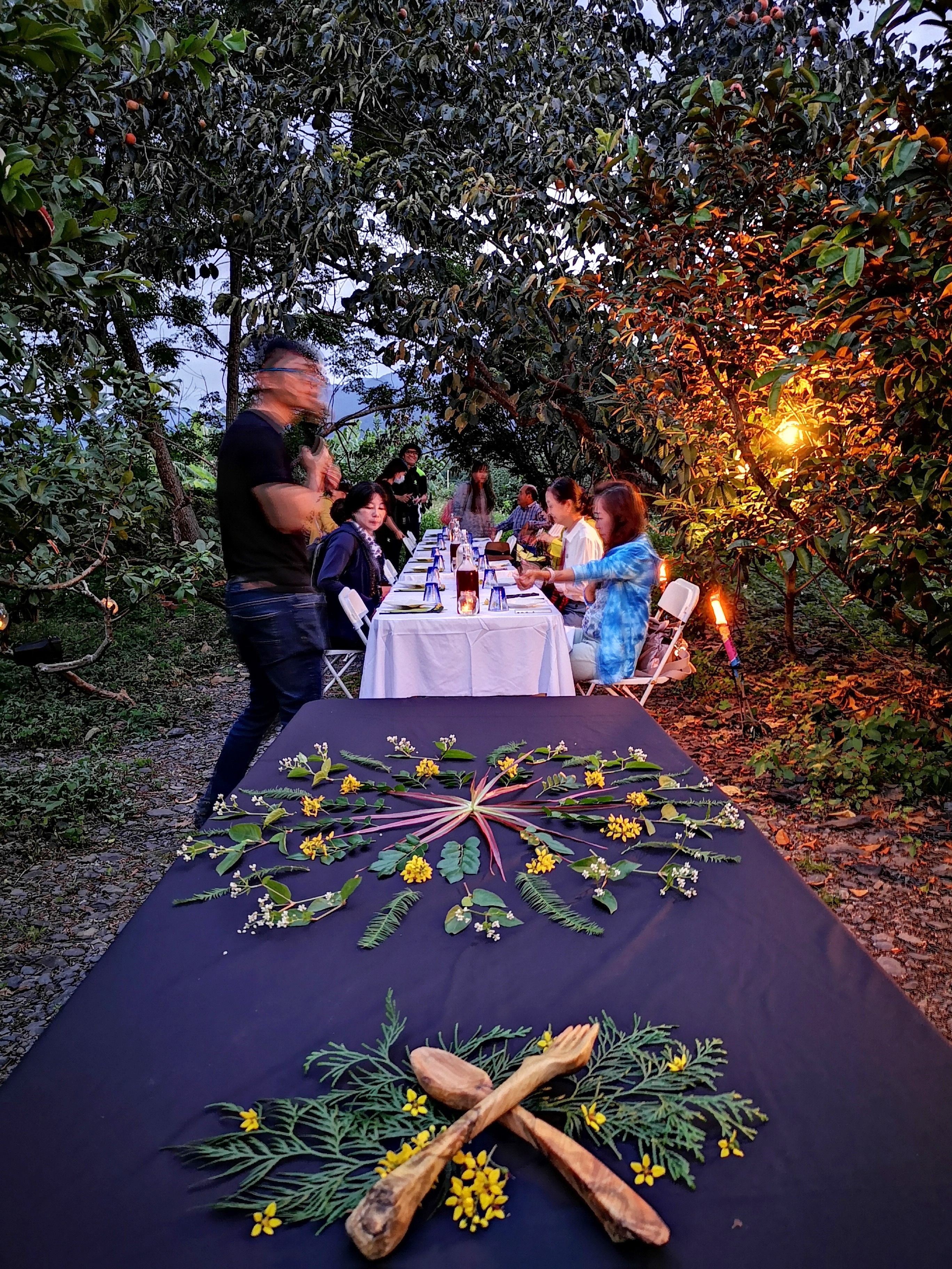 「花果野食．四季田野饗宴」遊程很受歡迎，在果園用餐，聽著在地故事，非常超值。