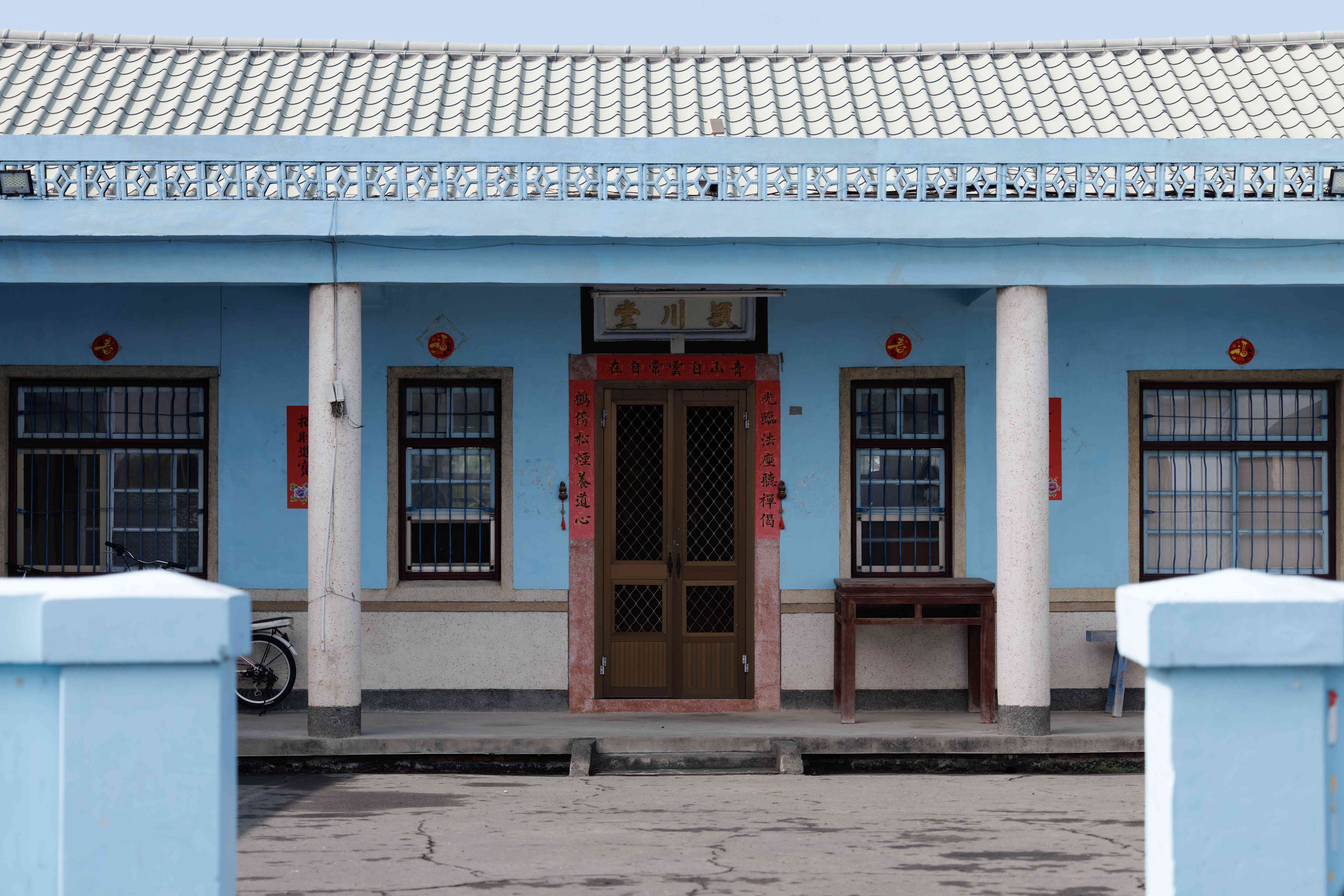 陳光鏡回到自己的老家，種植台灣黃豆。藍色三合院很醒目。