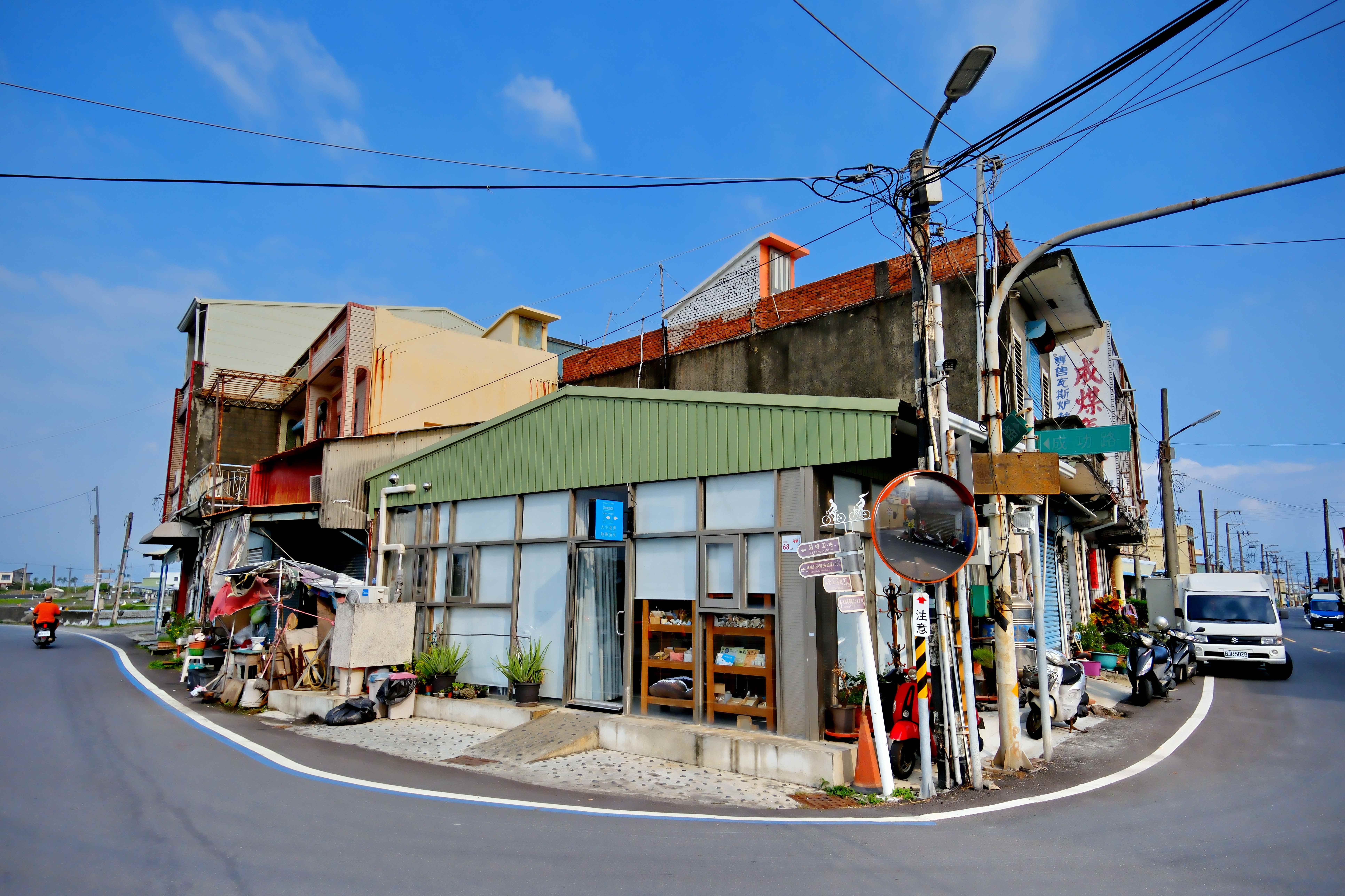 「大小港邊 熱帶漁林」場域外觀，原址是家老雜貨店。