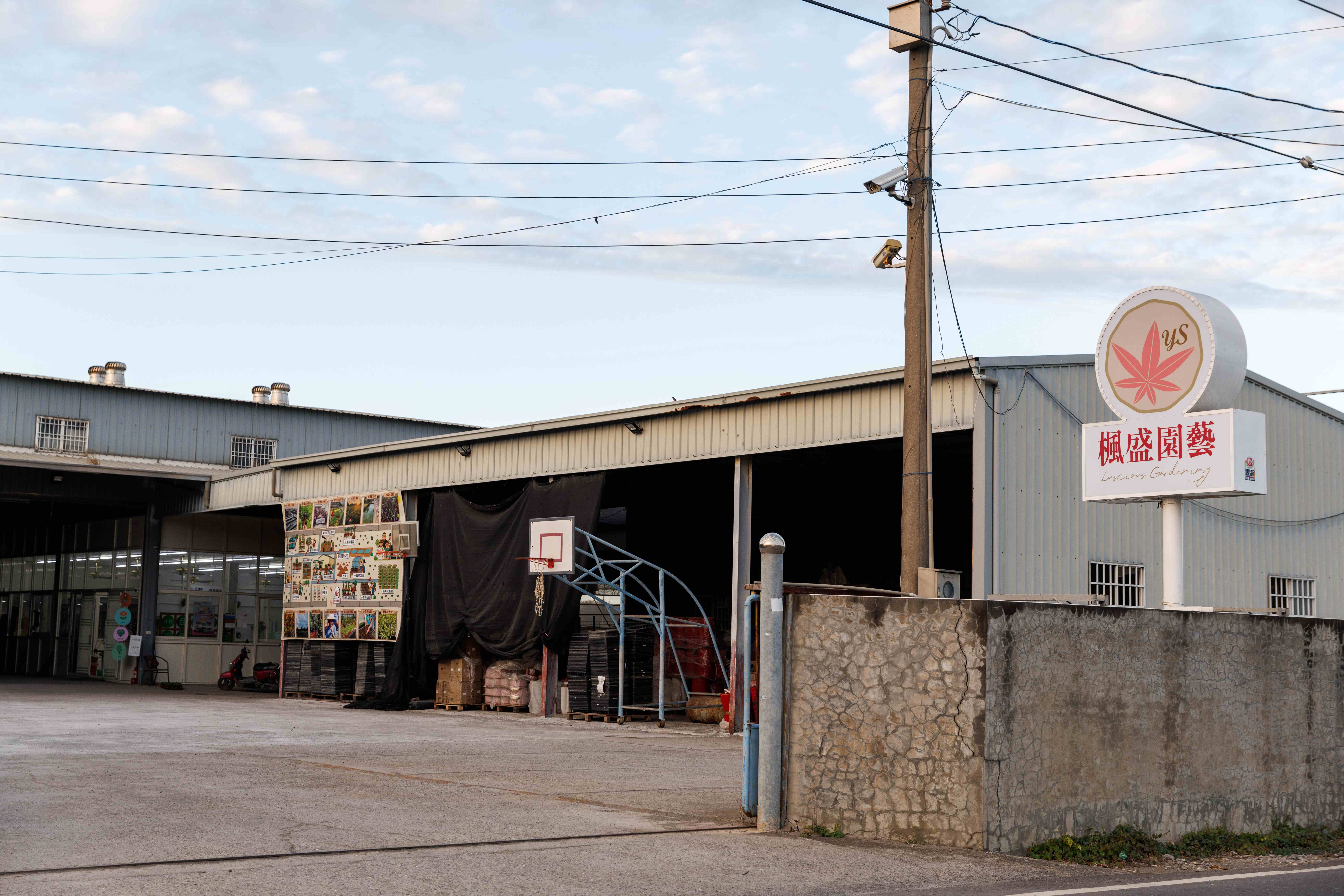 沿著鄉道轉進來，楓盛園藝正靜靜在田尾迎接旅人。