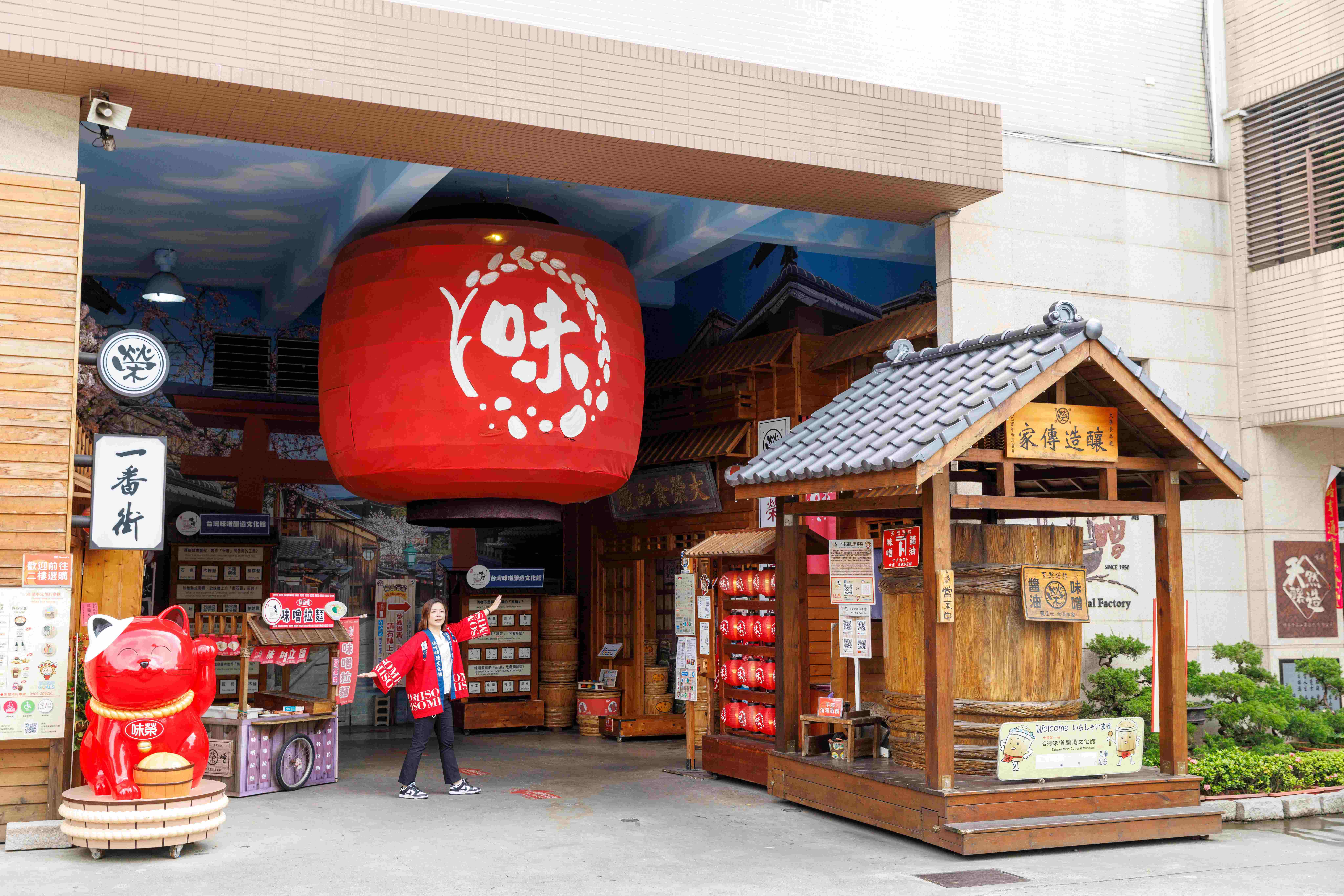 門口超大的紅燈籠與釀造桶，是拍照人氣打卡點。