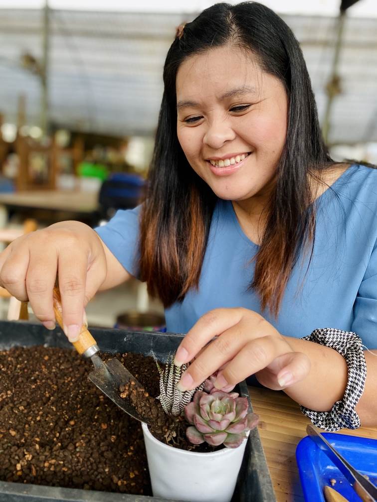 遊客開心動手DIY組盆，把療癒帶回家。