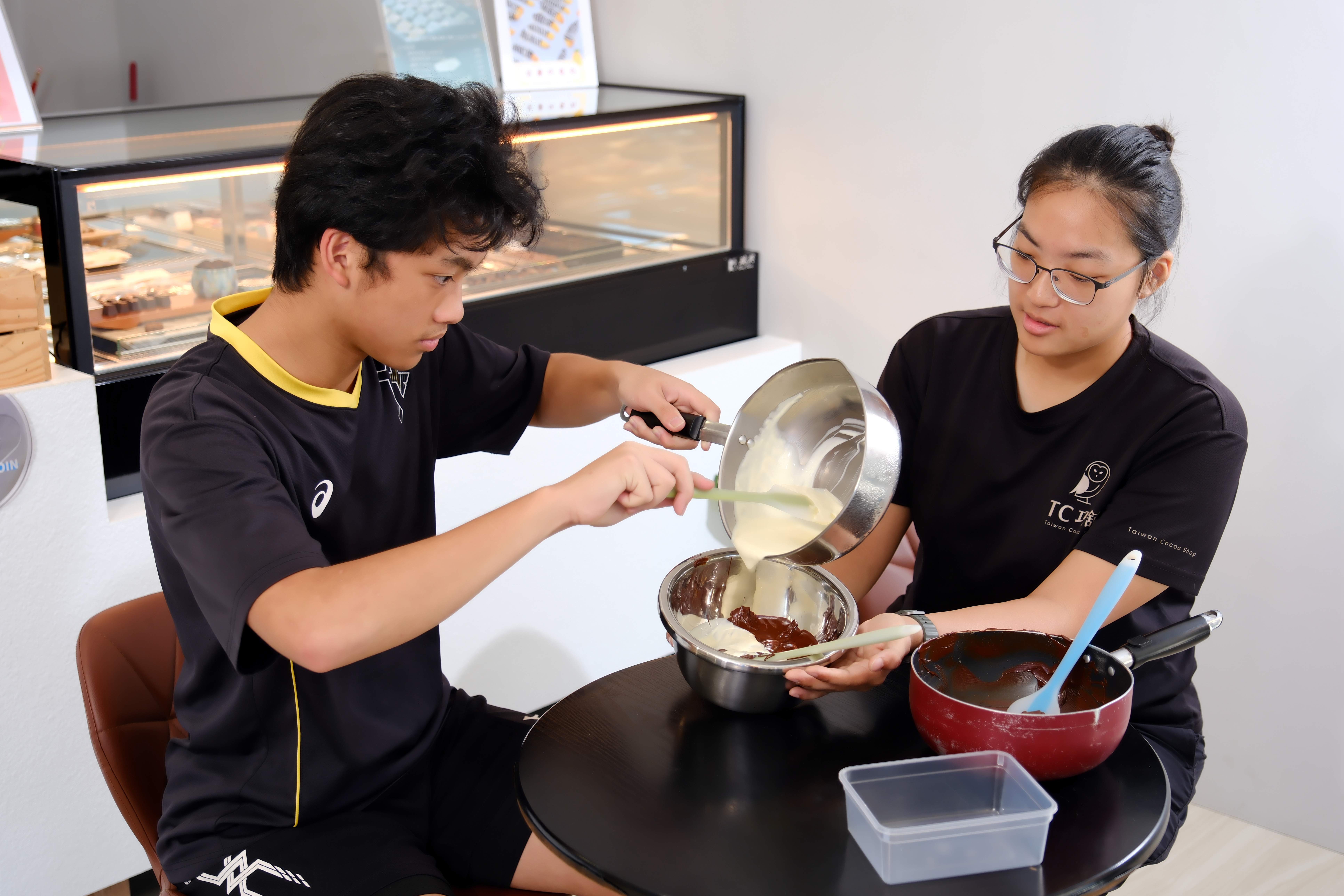 「手作巧克力 DIY」，是遊客最愛。