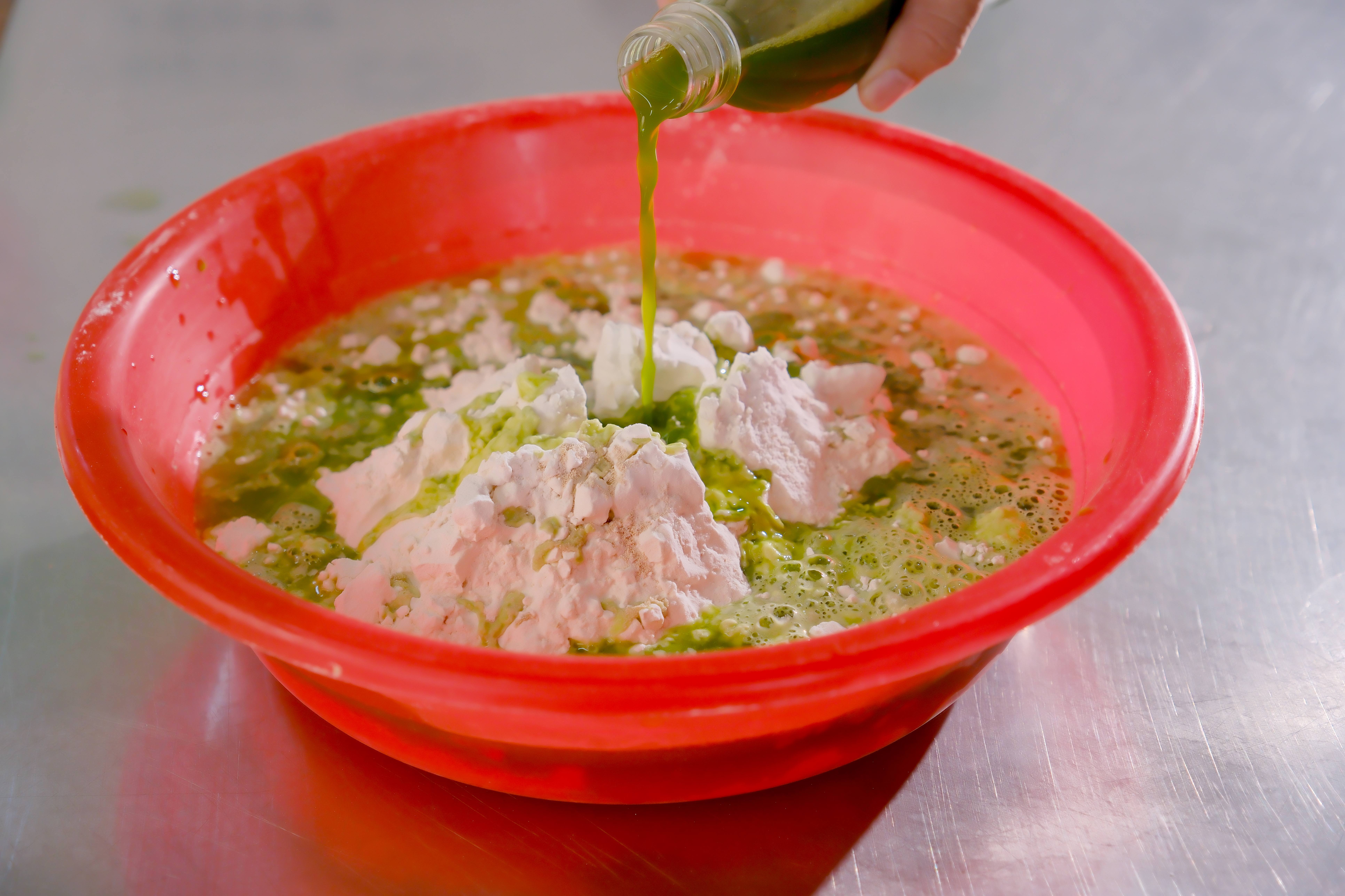 「狼狼入口」牧草饅頭DIY課程，持續將麵團搓揉成不黏手狀態後，將將已經準備好的麵粉、發酵粉、牧草汁放入容器，將裡面的材料揉成麵團。