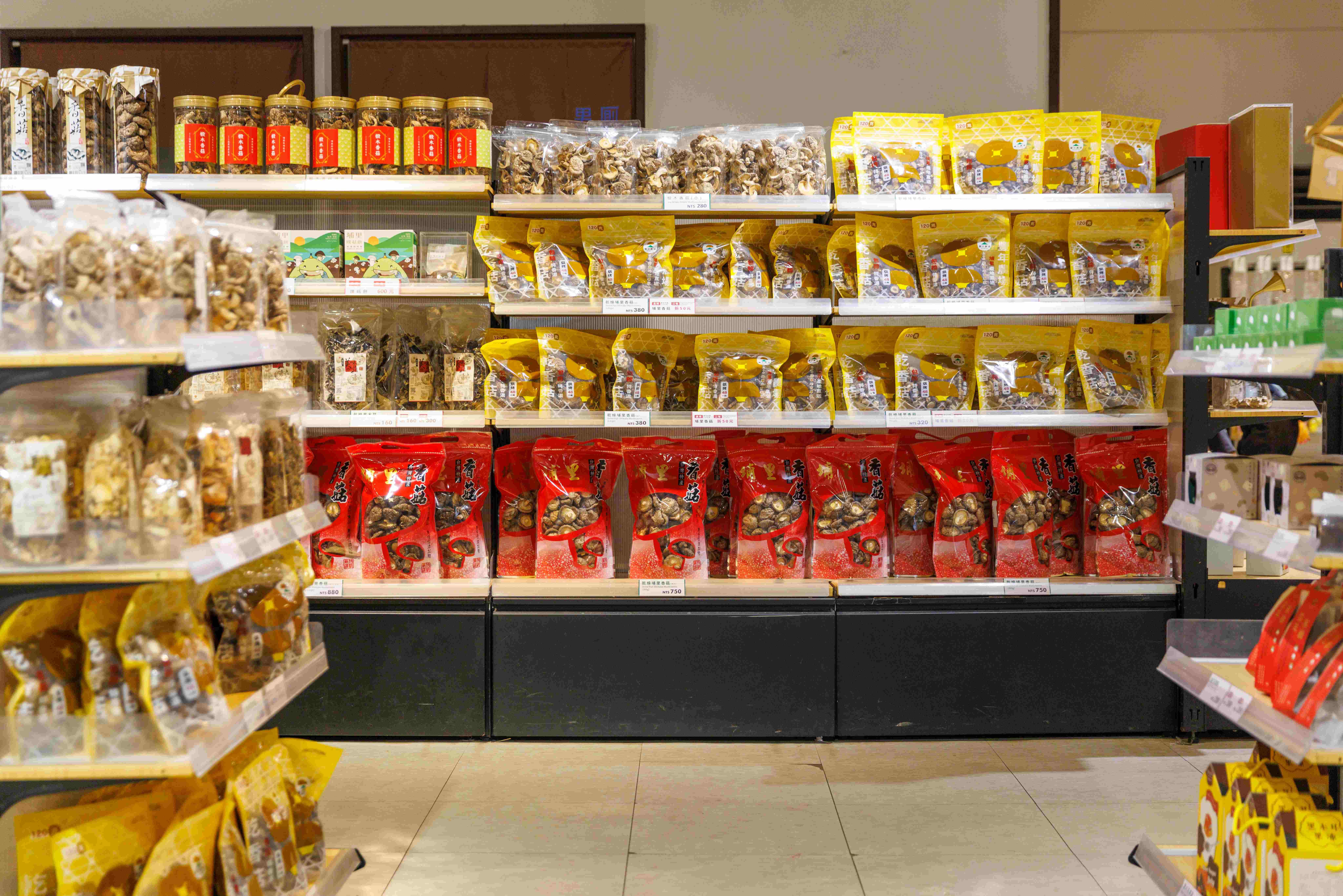 不定期提供場域給地方社區，舉辦小農販售在地農產品等活動，響應與自然共舞的永續之約。